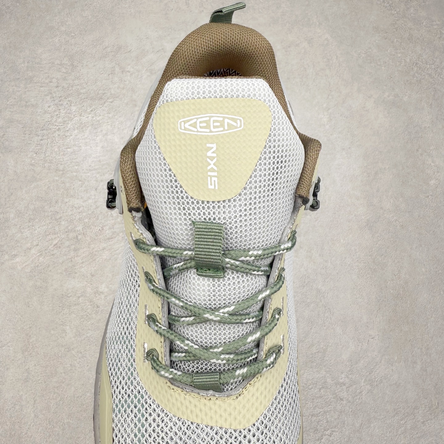 图片[5]-KEEN NXIS EVO 舒适防滑耐磨低帮徒步鞋 KEEN恳因—诞生于2003年的美国人气户外品牌，以一双“保护脚趾”且能涉足水域的户外凉鞋NEWPORT诞生为契机，开启原创制鞋之路。KEEN相信，天空之下即是户外，因为户外不一定是极具挑战性的独自冒险，也可以是与朋友、家人和宠物一同分享外面的世界。同时，KEEN从诞生之初便始终贯彻环保制鞋的理念，不断创造出优秀的原创奇履。脚踏实地，致力向善。我们想和世界产生更多交集为世界减少更多负担，和你趣户外、趣做自己、趣环保让地球和生活都变得更美好。实拍调校N版已经零色差零失真 百分百还原实物色彩所见即所得 不存在货不对板色差等低级问题 选购参考实物拍摄 不混卖不参货 只用心做好货严格选品 承诺混一赔十 尺码：36 36.5 37.5 38 38.5 39 40 40.5 41 42 42.5 43 44 44.5 45-选品中心