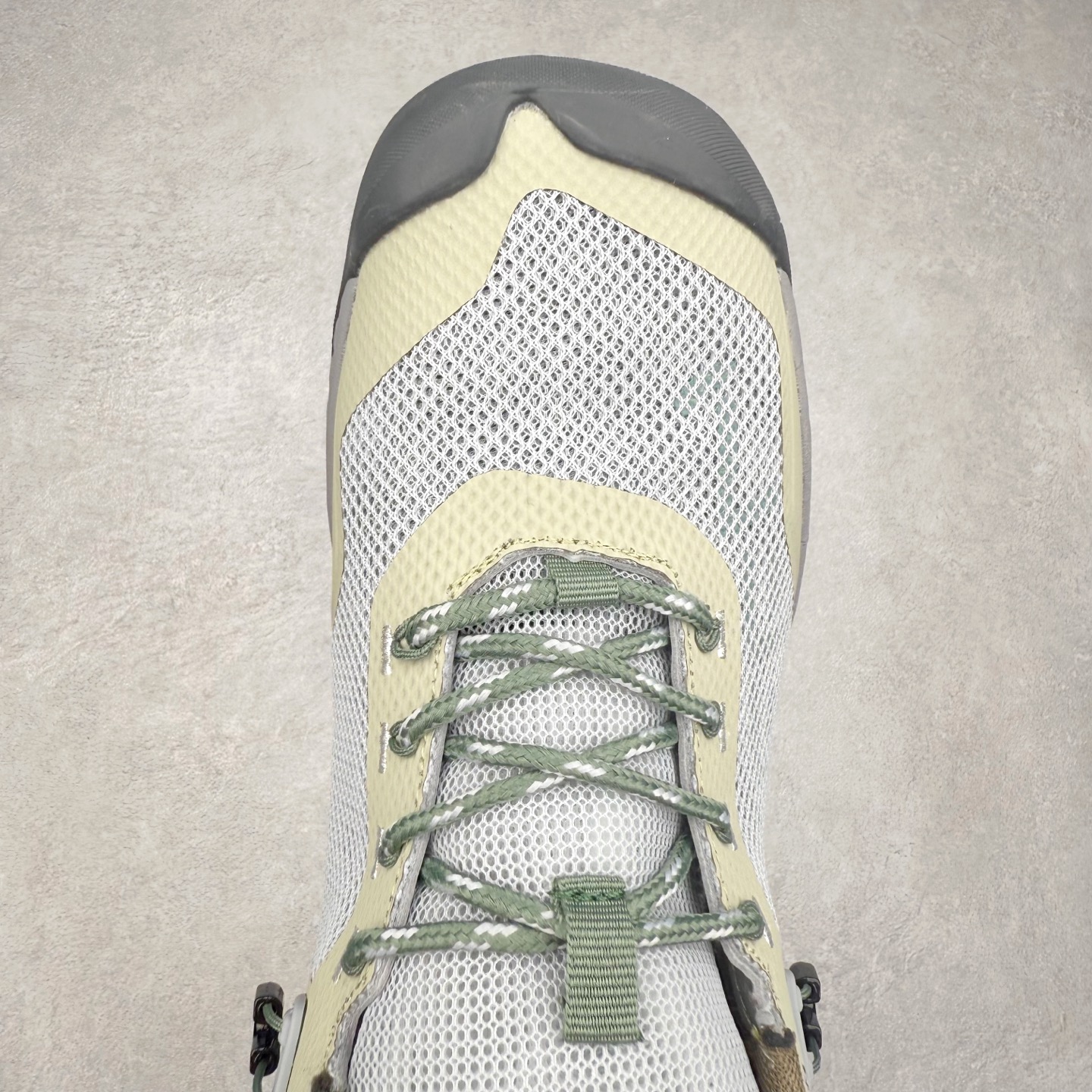 图片[4]-KEEN NXIS EVO 舒适防滑耐磨低帮徒步鞋 KEEN恳因—诞生于2003年的美国人气户外品牌，以一双“保护脚趾”且能涉足水域的户外凉鞋NEWPORT诞生为契机，开启原创制鞋之路。KEEN相信，天空之下即是户外，因为户外不一定是极具挑战性的独自冒险，也可以是与朋友、家人和宠物一同分享外面的世界。同时，KEEN从诞生之初便始终贯彻环保制鞋的理念，不断创造出优秀的原创奇履。脚踏实地，致力向善。我们想和世界产生更多交集为世界减少更多负担，和你趣户外、趣做自己、趣环保让地球和生活都变得更美好。实拍调校N版已经零色差零失真 百分百还原实物色彩所见即所得 不存在货不对板色差等低级问题 选购参考实物拍摄 不混卖不参货 只用心做好货严格选品 承诺混一赔十 尺码：36 36.5 37.5 38 38.5 39 40 40.5 41 42 42.5 43 44 44.5 45-选品中心