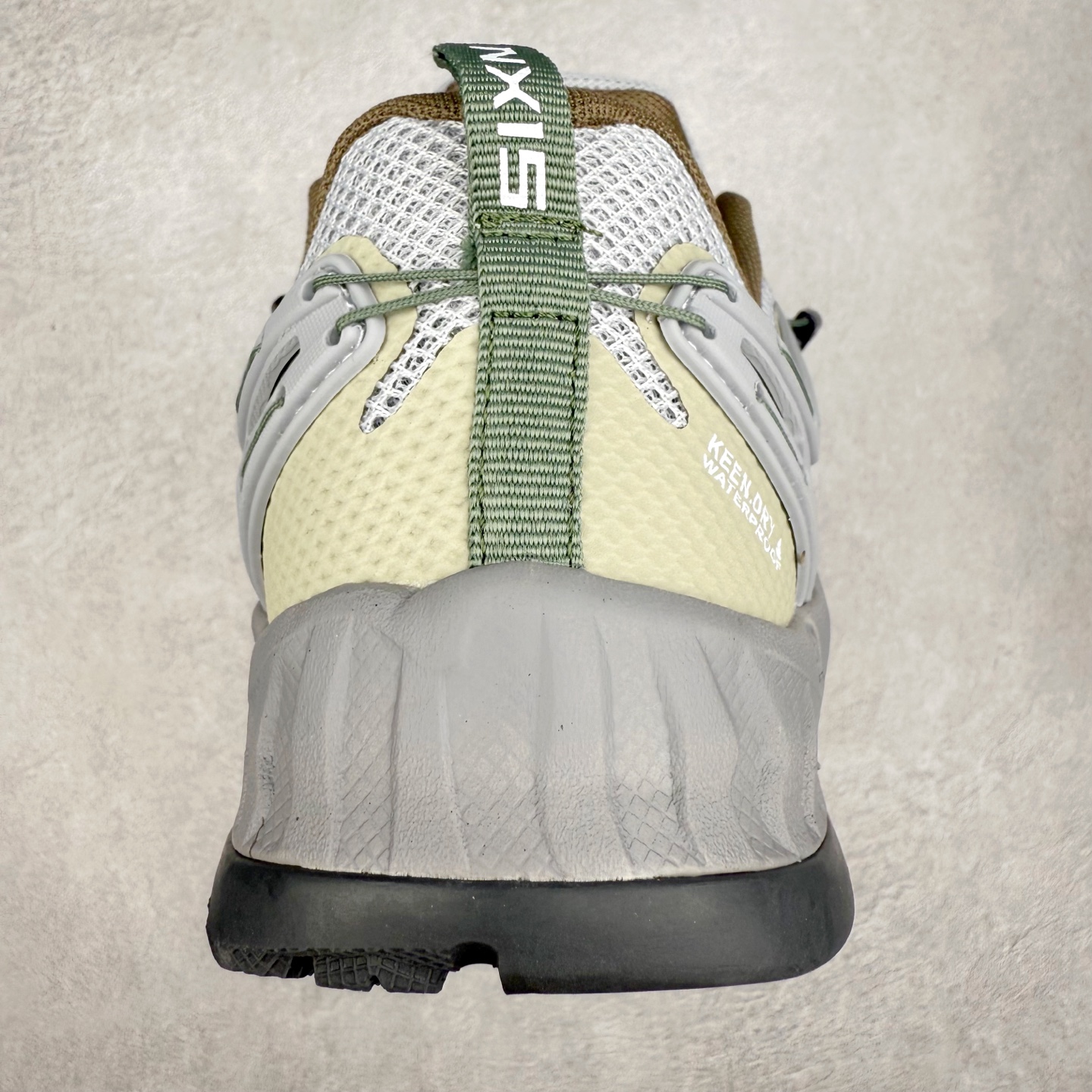 图片[8]-KEEN NXIS EVO 舒适防滑耐磨低帮徒步鞋 KEEN恳因—诞生于2003年的美国人气户外品牌，以一双“保护脚趾”且能涉足水域的户外凉鞋NEWPORT诞生为契机，开启原创制鞋之路。KEEN相信，天空之下即是户外，因为户外不一定是极具挑战性的独自冒险，也可以是与朋友、家人和宠物一同分享外面的世界。同时，KEEN从诞生之初便始终贯彻环保制鞋的理念，不断创造出优秀的原创奇履。脚踏实地，致力向善。我们想和世界产生更多交集为世界减少更多负担，和你趣户外、趣做自己、趣环保让地球和生活都变得更美好。实拍调校N版已经零色差零失真 百分百还原实物色彩所见即所得 不存在货不对板色差等低级问题 选购参考实物拍摄 不混卖不参货 只用心做好货严格选品 承诺混一赔十 尺码：36 36.5 37.5 38 38.5 39 40 40.5 41 42 42.5 43 44 44.5 45-选品中心