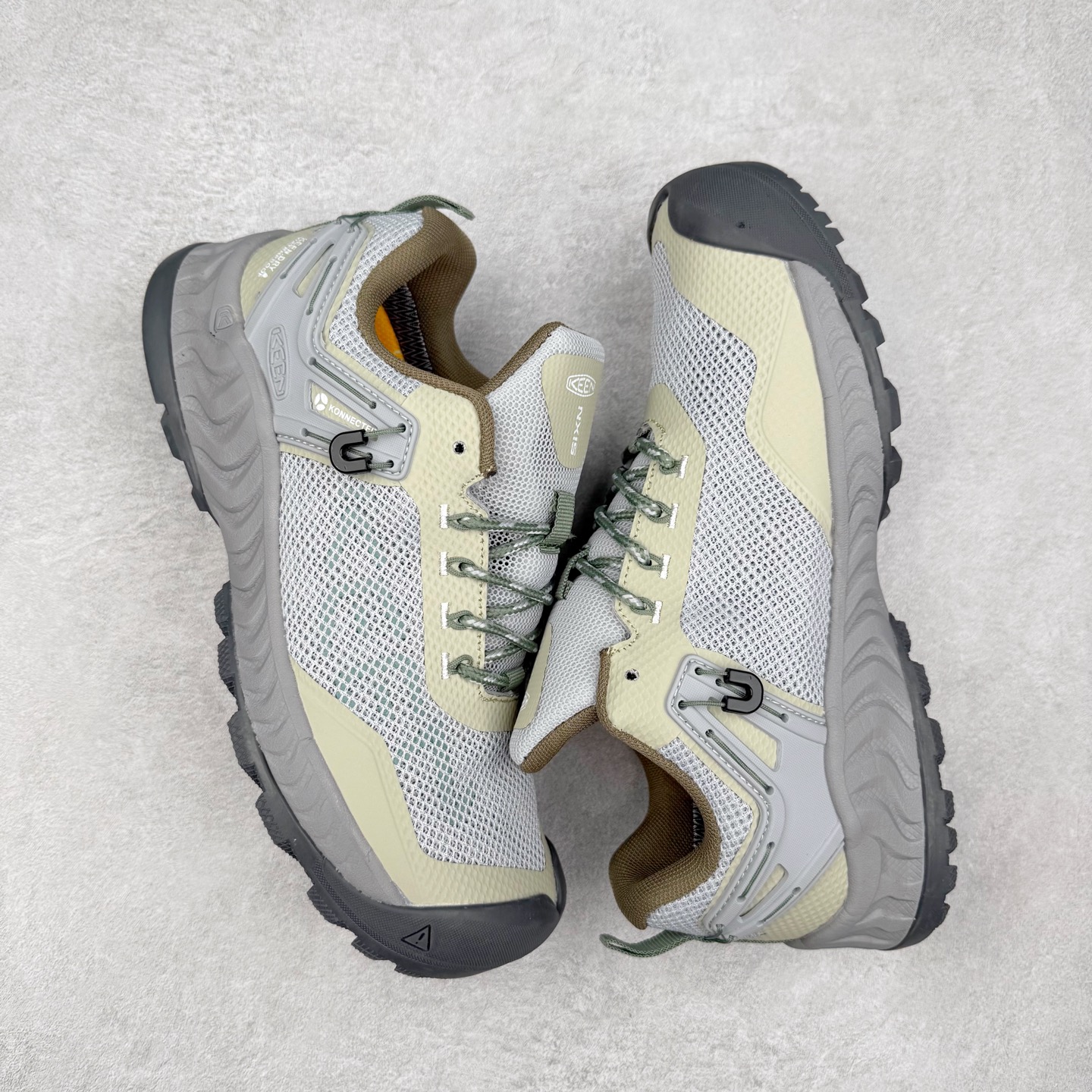 图片[3]-KEEN NXIS EVO 舒适防滑耐磨低帮徒步鞋 KEEN恳因—诞生于2003年的美国人气户外品牌，以一双“保护脚趾”且能涉足水域的户外凉鞋NEWPORT诞生为契机，开启原创制鞋之路。KEEN相信，天空之下即是户外，因为户外不一定是极具挑战性的独自冒险，也可以是与朋友、家人和宠物一同分享外面的世界。同时，KEEN从诞生之初便始终贯彻环保制鞋的理念，不断创造出优秀的原创奇履。脚踏实地，致力向善。我们想和世界产生更多交集为世界减少更多负担，和你趣户外、趣做自己、趣环保让地球和生活都变得更美好。实拍调校N版已经零色差零失真 百分百还原实物色彩所见即所得 不存在货不对板色差等低级问题 选购参考实物拍摄 不混卖不参货 只用心做好货严格选品 承诺混一赔十 尺码：36 36.5 37.5 38 38.5 39 40 40.5 41 42 42.5 43 44 44.5 45-选品中心