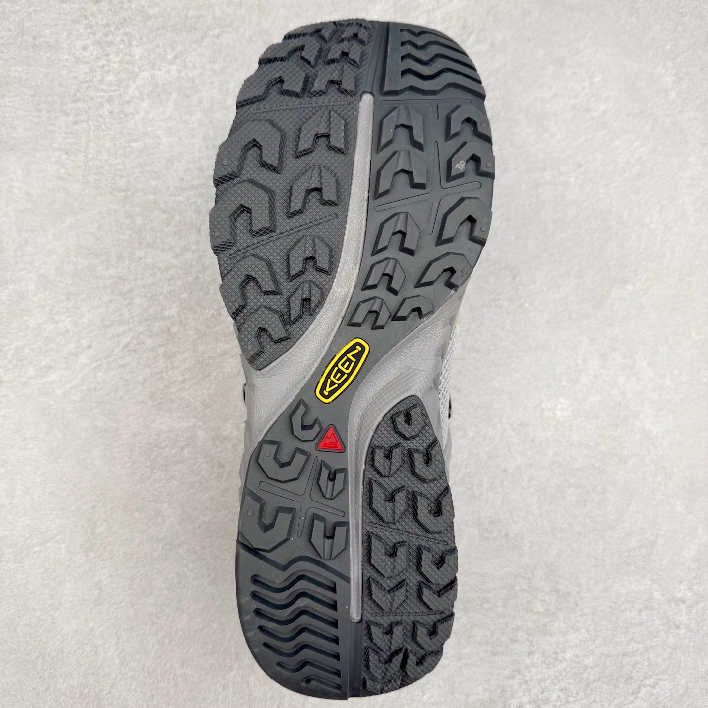 图片[9]-KEEN NXIS EVO 舒适防滑耐磨低帮徒步鞋 KEEN恳因—诞生于2003年的美国人气户外品牌，以一双“保护脚趾”且能涉足水域的户外凉鞋NEWPORT诞生为契机，开启原创制鞋之路。KEEN相信，天空之下即是户外，因为户外不一定是极具挑战性的独自冒险，也可以是与朋友、家人和宠物一同分享外面的世界。同时，KEEN从诞生之初便始终贯彻环保制鞋的理念，不断创造出优秀的原创奇履。脚踏实地，致力向善。我们想和世界产生更多交集为世界减少更多负担，和你趣户外、趣做自己、趣环保让地球和生活都变得更美好。实拍调校N版已经零色差零失真 百分百还原实物色彩所见即所得 不存在货不对板色差等低级问题 选购参考实物拍摄 不混卖不参货 只用心做好货严格选品 承诺混一赔十 尺码：36 36.5 37.5 38 38.5 39 40 40.5 41 42 42.5 43 44 44.5 45-选品中心