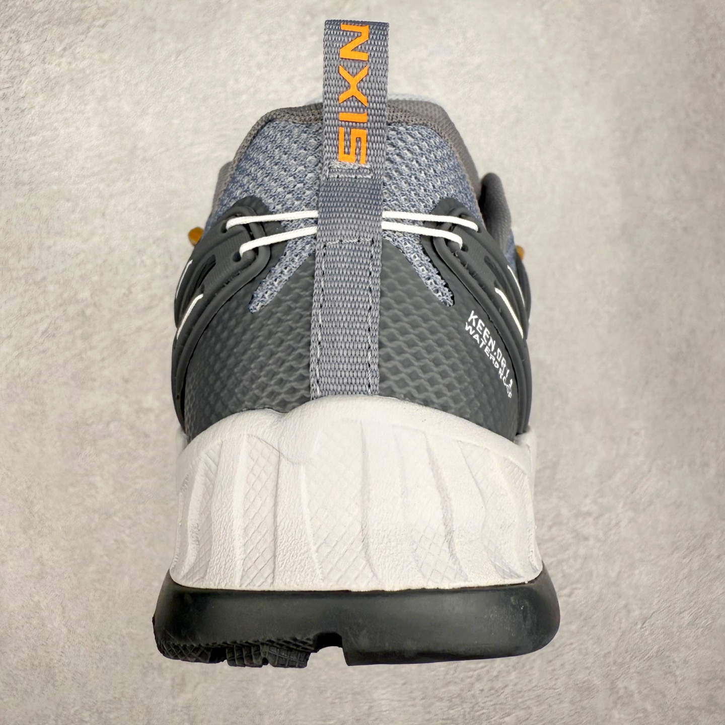 图片[8]-KEEN NXIS EVO 舒适防滑耐磨低帮徒步鞋 KEEN恳因—诞生于2003年的美国人气户外品牌，以一双“保护脚趾”且能涉足水域的户外凉鞋NEWPORT诞生为契机，开启原创制鞋之路。KEEN相信，天空之下即是户外，因为户外不一定是极具挑战性的独自冒险，也可以是与朋友、家人和宠物一同分享外面的世界。同时，KEEN从诞生之初便始终贯彻环保制鞋的理念，不断创造出优秀的原创奇履。脚踏实地，致力向善。我们想和世界产生更多交集为世界减少更多负担，和你趣户外、趣做自己、趣环保让地球和生活都变得更美好。实拍调校N版已经零色差零失真 百分百还原实物色彩所见即所得 不存在货不对板色差等低级问题 选购参考实物拍摄 不混卖不参货 只用心做好货严格选品 承诺混一赔十 尺码：36 36.5 37.5 38 38.5 39 40 40.5 41 42 42.5 43 44 44.5 45-选品中心