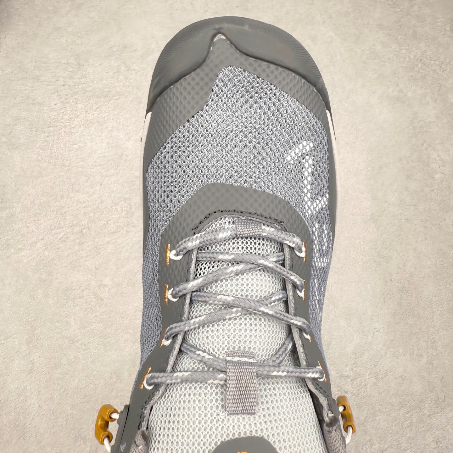 图片[4]-KEEN NXIS EVO 舒适防滑耐磨低帮徒步鞋 KEEN恳因—诞生于2003年的美国人气户外品牌，以一双“保护脚趾”且能涉足水域的户外凉鞋NEWPORT诞生为契机，开启原创制鞋之路。KEEN相信，天空之下即是户外，因为户外不一定是极具挑战性的独自冒险，也可以是与朋友、家人和宠物一同分享外面的世界。同时，KEEN从诞生之初便始终贯彻环保制鞋的理念，不断创造出优秀的原创奇履。脚踏实地，致力向善。我们想和世界产生更多交集为世界减少更多负担，和你趣户外、趣做自己、趣环保让地球和生活都变得更美好。实拍调校N版已经零色差零失真 百分百还原实物色彩所见即所得 不存在货不对板色差等低级问题 选购参考实物拍摄 不混卖不参货 只用心做好货严格选品 承诺混一赔十 尺码：36 36.5 37.5 38 38.5 39 40 40.5 41 42 42.5 43 44 44.5 45-选品中心