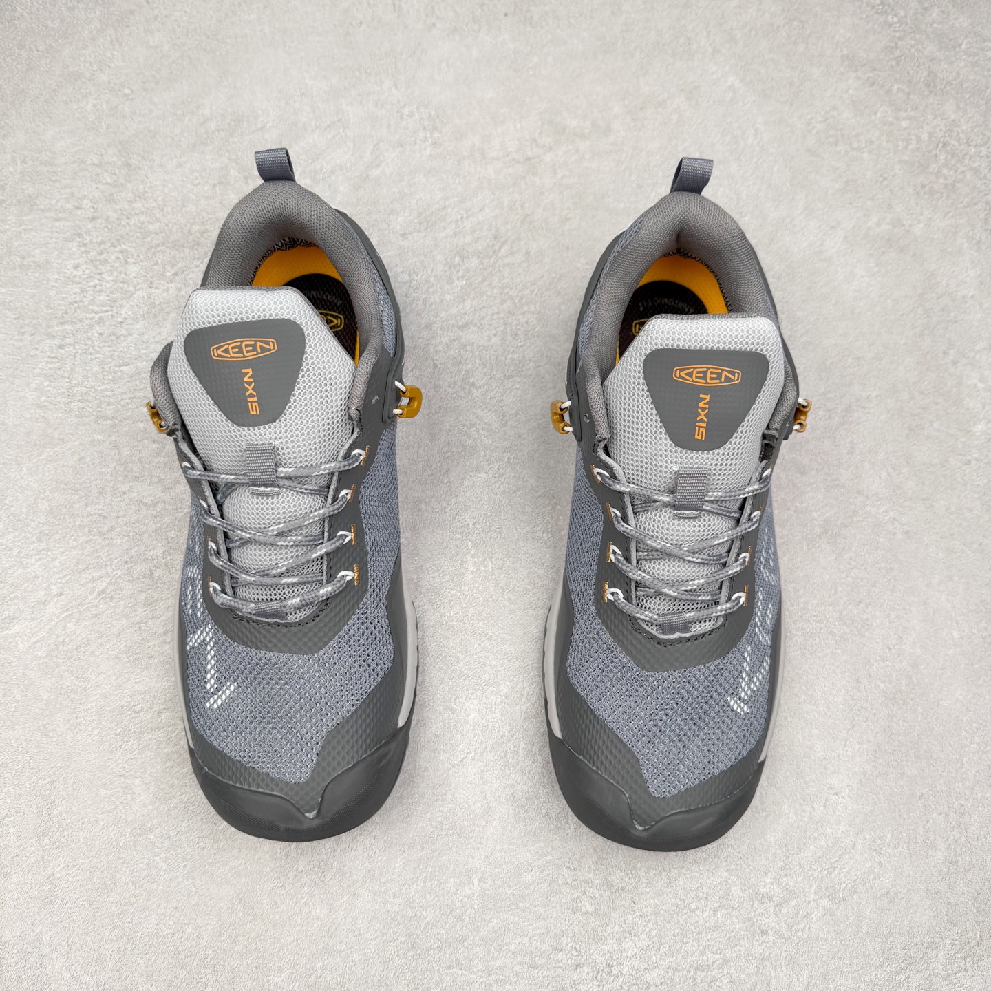 图片[2]-KEEN NXIS EVO 舒适防滑耐磨低帮徒步鞋 KEEN恳因—诞生于2003年的美国人气户外品牌，以一双“保护脚趾”且能涉足水域的户外凉鞋NEWPORT诞生为契机，开启原创制鞋之路。KEEN相信，天空之下即是户外，因为户外不一定是极具挑战性的独自冒险，也可以是与朋友、家人和宠物一同分享外面的世界。同时，KEEN从诞生之初便始终贯彻环保制鞋的理念，不断创造出优秀的原创奇履。脚踏实地，致力向善。我们想和世界产生更多交集为世界减少更多负担，和你趣户外、趣做自己、趣环保让地球和生活都变得更美好。实拍调校N版已经零色差零失真 百分百还原实物色彩所见即所得 不存在货不对板色差等低级问题 选购参考实物拍摄 不混卖不参货 只用心做好货严格选品 承诺混一赔十 尺码：36 36.5 37.5 38 38.5 39 40 40.5 41 42 42.5 43 44 44.5 45-选品中心