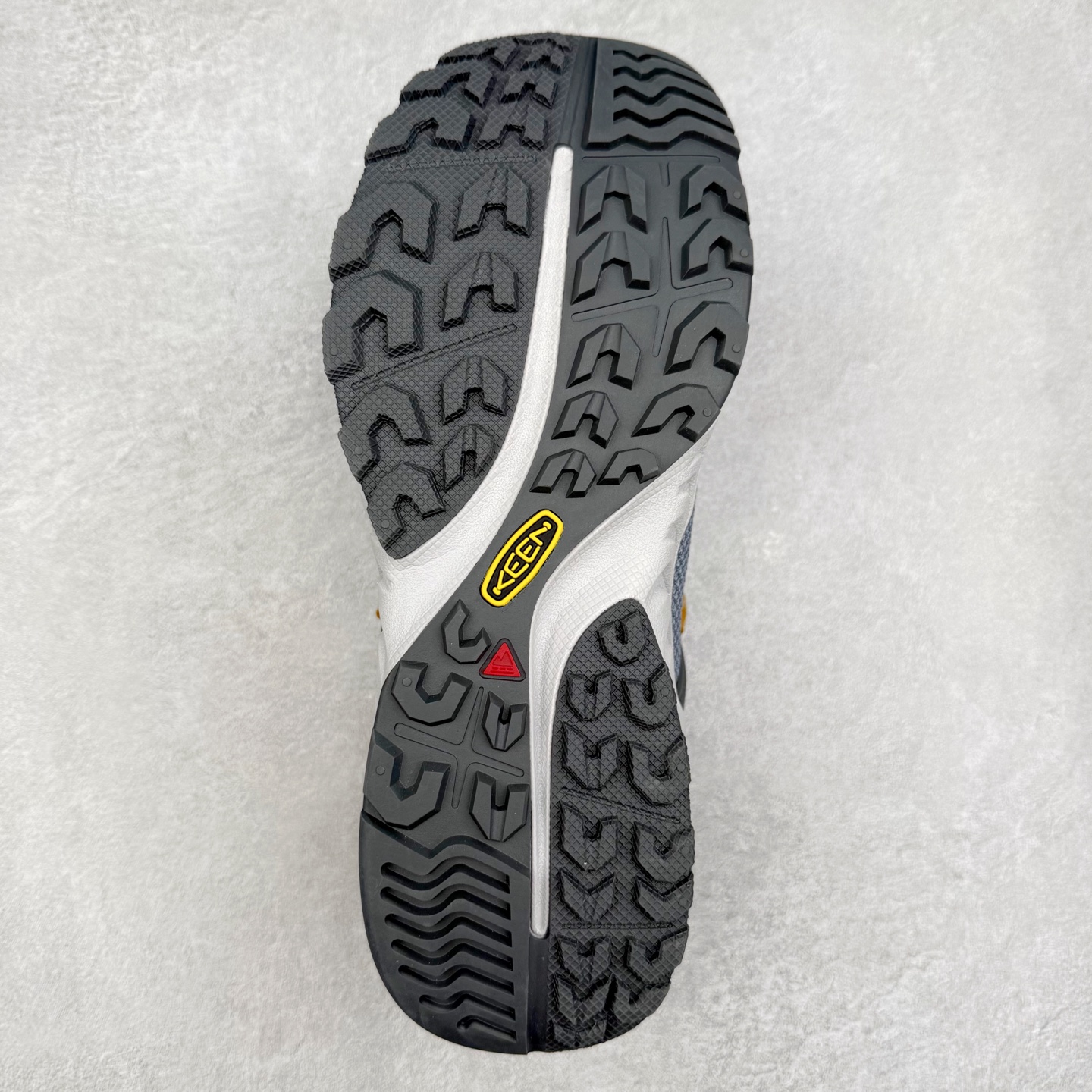 图片[9]-KEEN NXIS EVO 舒适防滑耐磨低帮徒步鞋 KEEN恳因—诞生于2003年的美国人气户外品牌，以一双“保护脚趾”且能涉足水域的户外凉鞋NEWPORT诞生为契机，开启原创制鞋之路。KEEN相信，天空之下即是户外，因为户外不一定是极具挑战性的独自冒险，也可以是与朋友、家人和宠物一同分享外面的世界。同时，KEEN从诞生之初便始终贯彻环保制鞋的理念，不断创造出优秀的原创奇履。脚踏实地，致力向善。我们想和世界产生更多交集为世界减少更多负担，和你趣户外、趣做自己、趣环保让地球和生活都变得更美好。实拍调校N版已经零色差零失真 百分百还原实物色彩所见即所得 不存在货不对板色差等低级问题 选购参考实物拍摄 不混卖不参货 只用心做好货严格选品 承诺混一赔十 尺码：36 36.5 37.5 38 38.5 39 40 40.5 41 42 42.5 43 44 44.5 45-选品中心