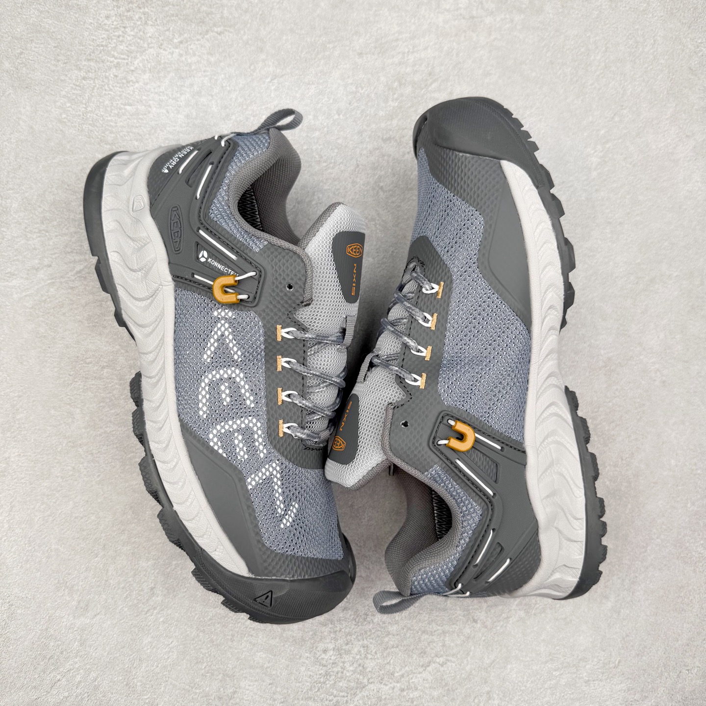 图片[3]-KEEN NXIS EVO 舒适防滑耐磨低帮徒步鞋 KEEN恳因—诞生于2003年的美国人气户外品牌，以一双“保护脚趾”且能涉足水域的户外凉鞋NEWPORT诞生为契机，开启原创制鞋之路。KEEN相信，天空之下即是户外，因为户外不一定是极具挑战性的独自冒险，也可以是与朋友、家人和宠物一同分享外面的世界。同时，KEEN从诞生之初便始终贯彻环保制鞋的理念，不断创造出优秀的原创奇履。脚踏实地，致力向善。我们想和世界产生更多交集为世界减少更多负担，和你趣户外、趣做自己、趣环保让地球和生活都变得更美好。实拍调校N版已经零色差零失真 百分百还原实物色彩所见即所得 不存在货不对板色差等低级问题 选购参考实物拍摄 不混卖不参货 只用心做好货严格选品 承诺混一赔十 尺码：36 36.5 37.5 38 38.5 39 40 40.5 41 42 42.5 43 44 44.5 45-选品中心