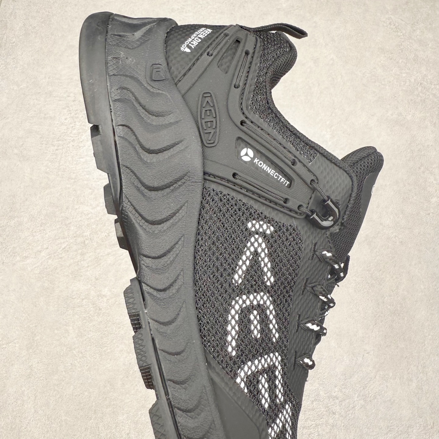 图片[6]-KEEN NXIS EVO 舒适防滑耐磨低帮徒步鞋 KEEN恳因—诞生于2003年的美国人气户外品牌，以一双“保护脚趾”且能涉足水域的户外凉鞋NEWPORT诞生为契机，开启原创制鞋之路。KEEN相信，天空之下即是户外，因为户外不一定是极具挑战性的独自冒险，也可以是与朋友、家人和宠物一同分享外面的世界。同时，KEEN从诞生之初便始终贯彻环保制鞋的理念，不断创造出优秀的原创奇履。脚踏实地，致力向善。我们想和世界产生更多交集为世界减少更多负担，和你趣户外、趣做自己、趣环保让地球和生活都变得更美好。实拍调校N版已经零色差零失真 百分百还原实物色彩所见即所得 不存在货不对板色差等低级问题 选购参考实物拍摄 不混卖不参货 只用心做好货严格选品 承诺混一赔十 尺码：36 36.5 37.5 38 38.5 39 40 40.5 41 42 42.5 43 44 44.5 45-选品中心