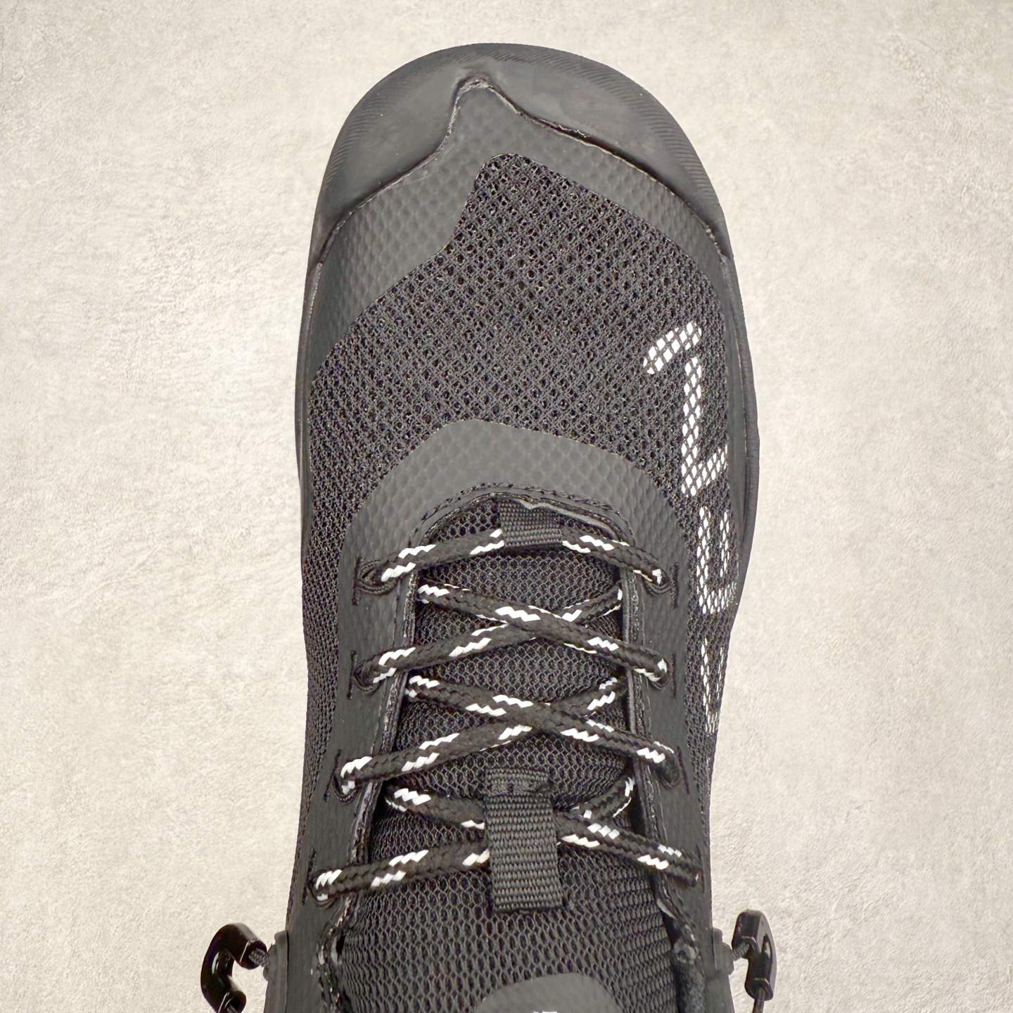 图片[4]-KEEN NXIS EVO 舒适防滑耐磨低帮徒步鞋 KEEN恳因—诞生于2003年的美国人气户外品牌，以一双“保护脚趾”且能涉足水域的户外凉鞋NEWPORT诞生为契机，开启原创制鞋之路。KEEN相信，天空之下即是户外，因为户外不一定是极具挑战性的独自冒险，也可以是与朋友、家人和宠物一同分享外面的世界。同时，KEEN从诞生之初便始终贯彻环保制鞋的理念，不断创造出优秀的原创奇履。脚踏实地，致力向善。我们想和世界产生更多交集为世界减少更多负担，和你趣户外、趣做自己、趣环保让地球和生活都变得更美好。实拍调校N版已经零色差零失真 百分百还原实物色彩所见即所得 不存在货不对板色差等低级问题 选购参考实物拍摄 不混卖不参货 只用心做好货严格选品 承诺混一赔十 尺码：36 36.5 37.5 38 38.5 39 40 40.5 41 42 42.5 43 44 44.5 45-选品中心