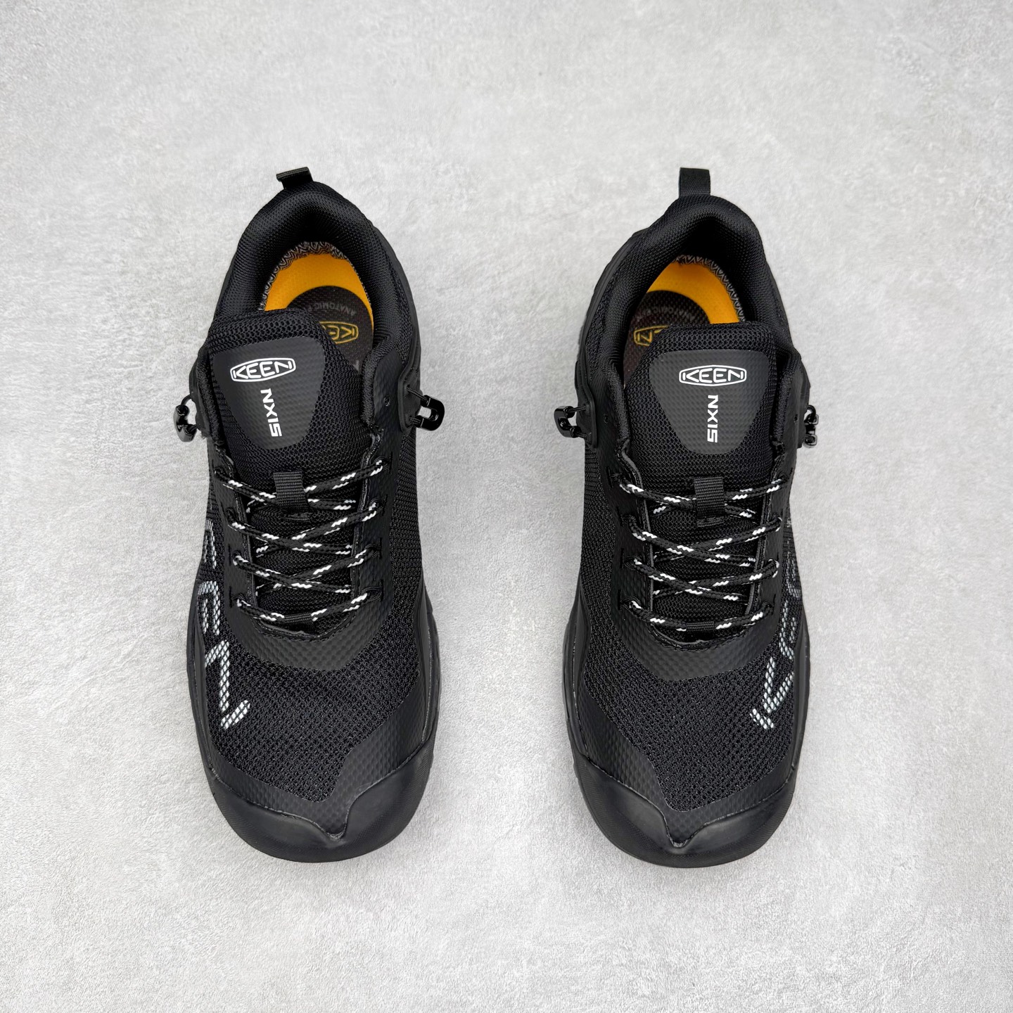 图片[2]-KEEN NXIS EVO 舒适防滑耐磨低帮徒步鞋 KEEN恳因—诞生于2003年的美国人气户外品牌，以一双“保护脚趾”且能涉足水域的户外凉鞋NEWPORT诞生为契机，开启原创制鞋之路。KEEN相信，天空之下即是户外，因为户外不一定是极具挑战性的独自冒险，也可以是与朋友、家人和宠物一同分享外面的世界。同时，KEEN从诞生之初便始终贯彻环保制鞋的理念，不断创造出优秀的原创奇履。脚踏实地，致力向善。我们想和世界产生更多交集为世界减少更多负担，和你趣户外、趣做自己、趣环保让地球和生活都变得更美好。实拍调校N版已经零色差零失真 百分百还原实物色彩所见即所得 不存在货不对板色差等低级问题 选购参考实物拍摄 不混卖不参货 只用心做好货严格选品 承诺混一赔十 尺码：36 36.5 37.5 38 38.5 39 40 40.5 41 42 42.5 43 44 44.5 45-选品中心