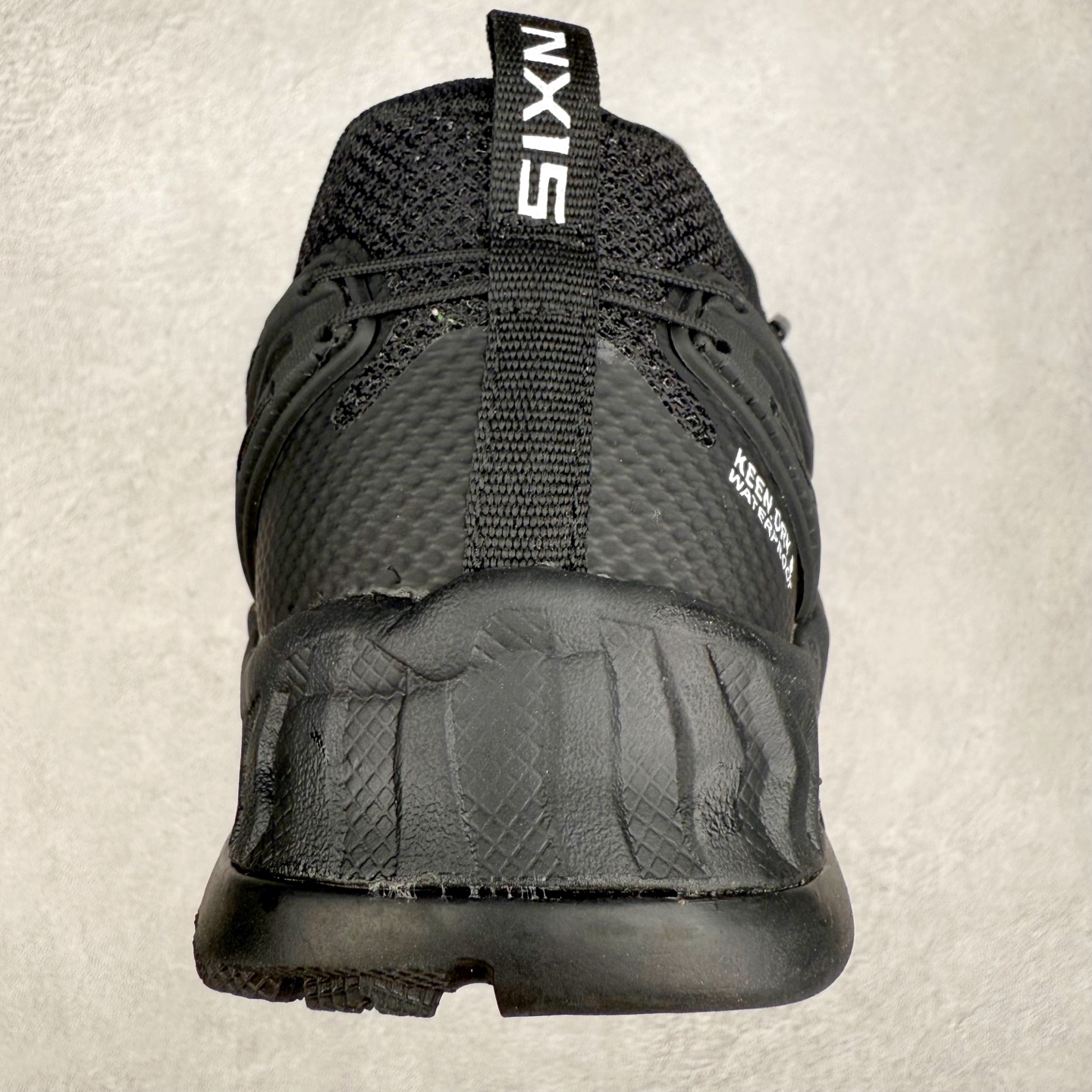 图片[8]-KEEN NXIS EVO 舒适防滑耐磨低帮徒步鞋 KEEN恳因—诞生于2003年的美国人气户外品牌，以一双“保护脚趾”且能涉足水域的户外凉鞋NEWPORT诞生为契机，开启原创制鞋之路。KEEN相信，天空之下即是户外，因为户外不一定是极具挑战性的独自冒险，也可以是与朋友、家人和宠物一同分享外面的世界。同时，KEEN从诞生之初便始终贯彻环保制鞋的理念，不断创造出优秀的原创奇履。脚踏实地，致力向善。我们想和世界产生更多交集为世界减少更多负担，和你趣户外、趣做自己、趣环保让地球和生活都变得更美好。实拍调校N版已经零色差零失真 百分百还原实物色彩所见即所得 不存在货不对板色差等低级问题 选购参考实物拍摄 不混卖不参货 只用心做好货严格选品 承诺混一赔十 尺码：36 36.5 37.5 38 38.5 39 40 40.5 41 42 42.5 43 44 44.5 45-选品中心