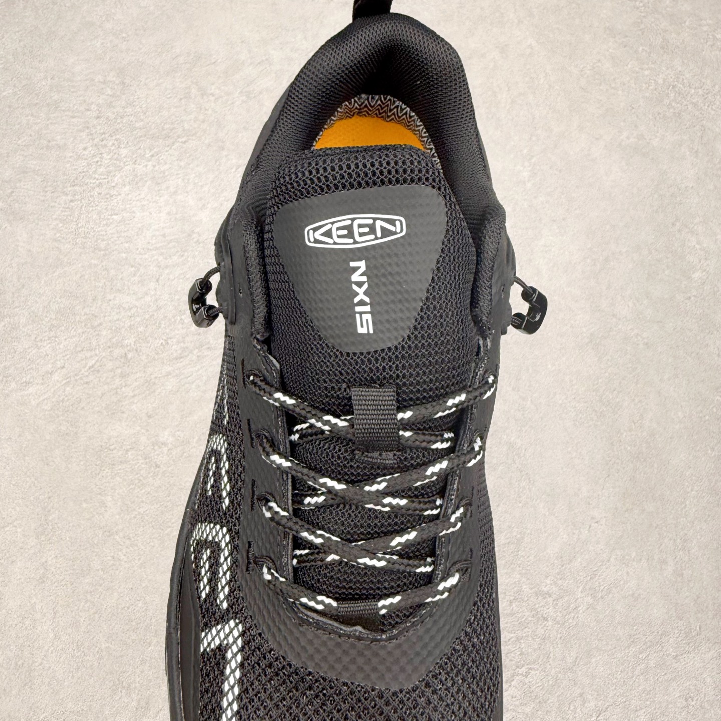图片[5]-KEEN NXIS EVO 舒适防滑耐磨低帮徒步鞋 KEEN恳因—诞生于2003年的美国人气户外品牌，以一双“保护脚趾”且能涉足水域的户外凉鞋NEWPORT诞生为契机，开启原创制鞋之路。KEEN相信，天空之下即是户外，因为户外不一定是极具挑战性的独自冒险，也可以是与朋友、家人和宠物一同分享外面的世界。同时，KEEN从诞生之初便始终贯彻环保制鞋的理念，不断创造出优秀的原创奇履。脚踏实地，致力向善。我们想和世界产生更多交集为世界减少更多负担，和你趣户外、趣做自己、趣环保让地球和生活都变得更美好。实拍调校N版已经零色差零失真 百分百还原实物色彩所见即所得 不存在货不对板色差等低级问题 选购参考实物拍摄 不混卖不参货 只用心做好货严格选品 承诺混一赔十 尺码：36 36.5 37.5 38 38.5 39 40 40.5 41 42 42.5 43 44 44.5 45-选品中心