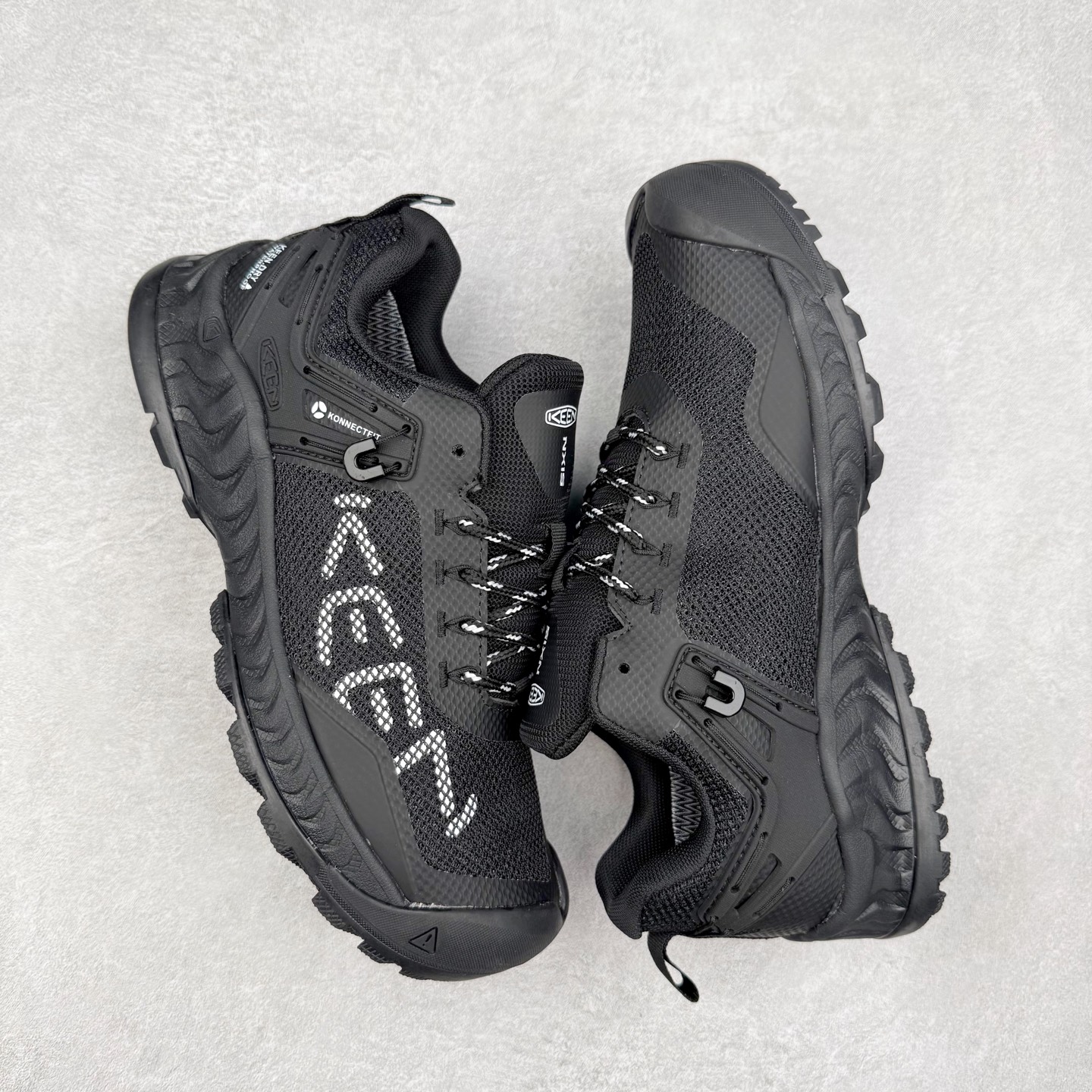 图片[3]-KEEN NXIS EVO 舒适防滑耐磨低帮徒步鞋 KEEN恳因—诞生于2003年的美国人气户外品牌，以一双“保护脚趾”且能涉足水域的户外凉鞋NEWPORT诞生为契机，开启原创制鞋之路。KEEN相信，天空之下即是户外，因为户外不一定是极具挑战性的独自冒险，也可以是与朋友、家人和宠物一同分享外面的世界。同时，KEEN从诞生之初便始终贯彻环保制鞋的理念，不断创造出优秀的原创奇履。脚踏实地，致力向善。我们想和世界产生更多交集为世界减少更多负担，和你趣户外、趣做自己、趣环保让地球和生活都变得更美好。实拍调校N版已经零色差零失真 百分百还原实物色彩所见即所得 不存在货不对板色差等低级问题 选购参考实物拍摄 不混卖不参货 只用心做好货严格选品 承诺混一赔十 尺码：36 36.5 37.5 38 38.5 39 40 40.5 41 42 42.5 43 44 44.5 45-选品中心