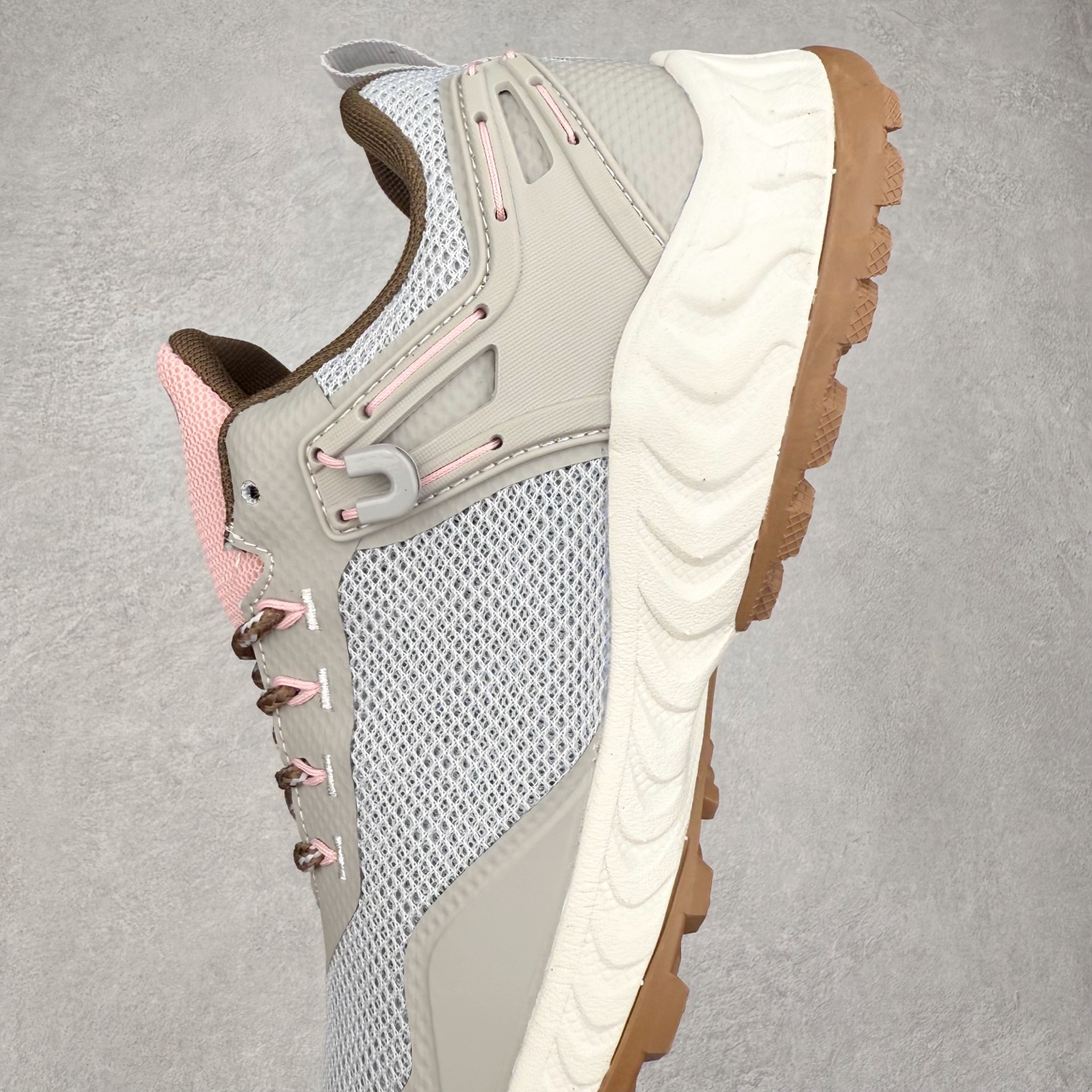 图片[7]-KEEN NXIS EVO 舒适防滑耐磨低帮徒步鞋 KEEN恳因—诞生于2003年的美国人气户外品牌，以一双“保护脚趾”且能涉足水域的户外凉鞋NEWPORT诞生为契机，开启原创制鞋之路。KEEN相信，天空之下即是户外，因为户外不一定是极具挑战性的独自冒险，也可以是与朋友、家人和宠物一同分享外面的世界。同时，KEEN从诞生之初便始终贯彻环保制鞋的理念，不断创造出优秀的原创奇履。脚踏实地，致力向善。我们想和世界产生更多交集为世界减少更多负担，和你趣户外、趣做自己、趣环保让地球和生活都变得更美好。实拍调校N版已经零色差零失真 百分百还原实物色彩所见即所得 不存在货不对板色差等低级问题 选购参考实物拍摄 不混卖不参货 只用心做好货严格选品 承诺混一赔十 尺码：36 36.5 37.5 38 38.5 39 40 40.5 41 42 42.5 43 44 44.5 45-选品中心