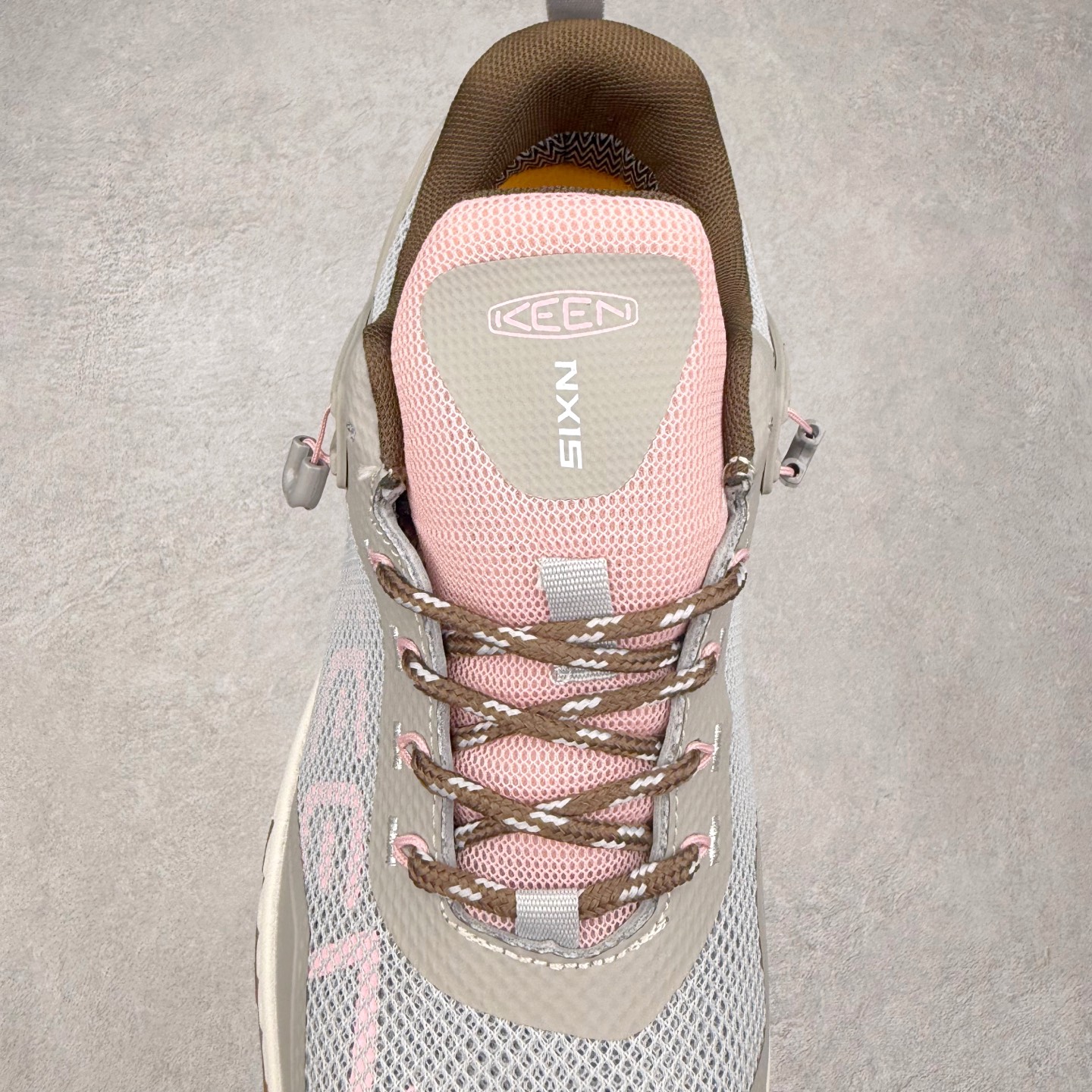 图片[5]-KEEN NXIS EVO 舒适防滑耐磨低帮徒步鞋 KEEN恳因—诞生于2003年的美国人气户外品牌，以一双“保护脚趾”且能涉足水域的户外凉鞋NEWPORT诞生为契机，开启原创制鞋之路。KEEN相信，天空之下即是户外，因为户外不一定是极具挑战性的独自冒险，也可以是与朋友、家人和宠物一同分享外面的世界。同时，KEEN从诞生之初便始终贯彻环保制鞋的理念，不断创造出优秀的原创奇履。脚踏实地，致力向善。我们想和世界产生更多交集为世界减少更多负担，和你趣户外、趣做自己、趣环保让地球和生活都变得更美好。实拍调校N版已经零色差零失真 百分百还原实物色彩所见即所得 不存在货不对板色差等低级问题 选购参考实物拍摄 不混卖不参货 只用心做好货严格选品 承诺混一赔十 尺码：36 36.5 37.5 38 38.5 39 40 40.5 41 42 42.5 43 44 44.5 45-选品中心