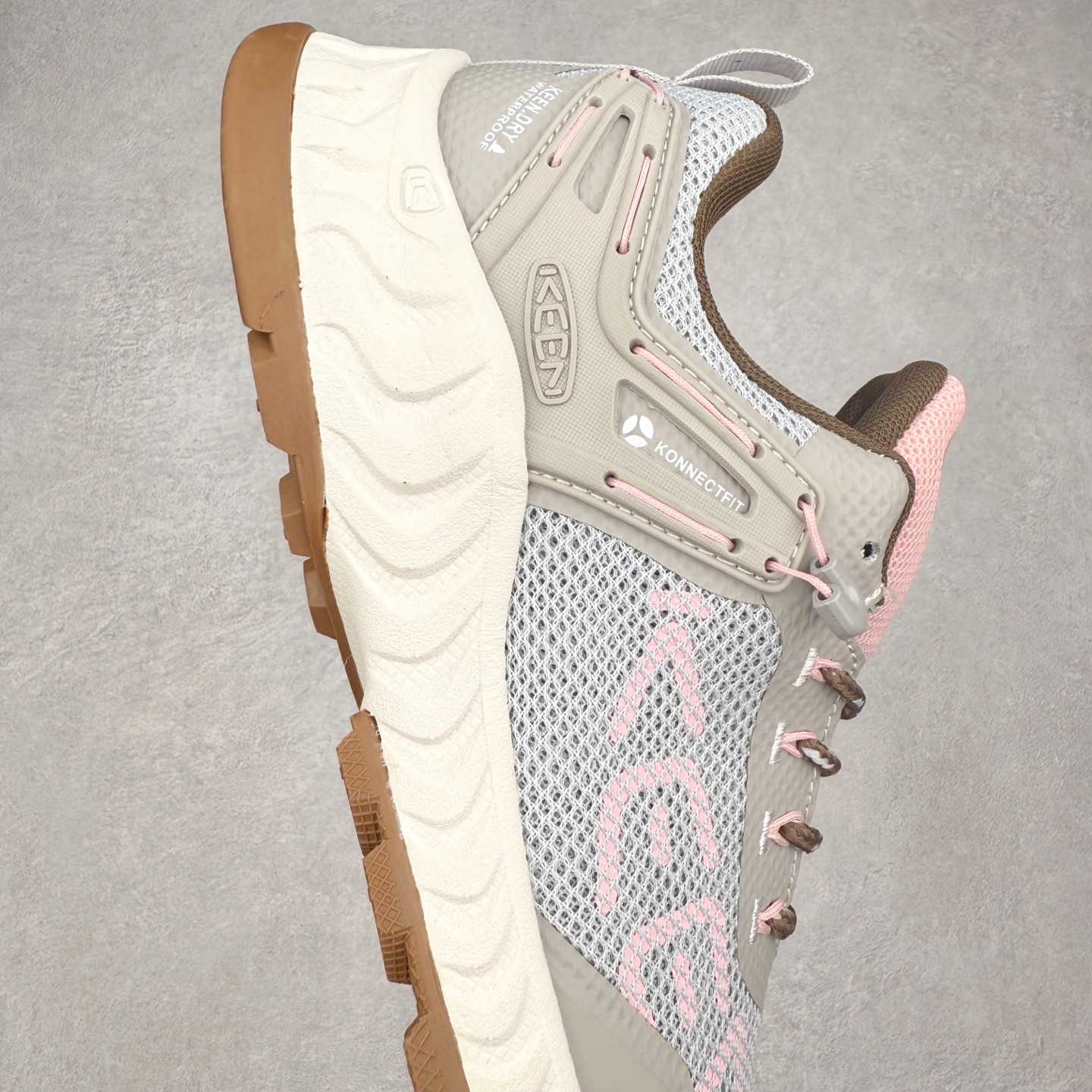 图片[6]-KEEN NXIS EVO 舒适防滑耐磨低帮徒步鞋 KEEN恳因—诞生于2003年的美国人气户外品牌，以一双“保护脚趾”且能涉足水域的户外凉鞋NEWPORT诞生为契机，开启原创制鞋之路。KEEN相信，天空之下即是户外，因为户外不一定是极具挑战性的独自冒险，也可以是与朋友、家人和宠物一同分享外面的世界。同时，KEEN从诞生之初便始终贯彻环保制鞋的理念，不断创造出优秀的原创奇履。脚踏实地，致力向善。我们想和世界产生更多交集为世界减少更多负担，和你趣户外、趣做自己、趣环保让地球和生活都变得更美好。实拍调校N版已经零色差零失真 百分百还原实物色彩所见即所得 不存在货不对板色差等低级问题 选购参考实物拍摄 不混卖不参货 只用心做好货严格选品 承诺混一赔十 尺码：36 36.5 37.5 38 38.5 39 40 40.5 41 42 42.5 43 44 44.5 45-选品中心