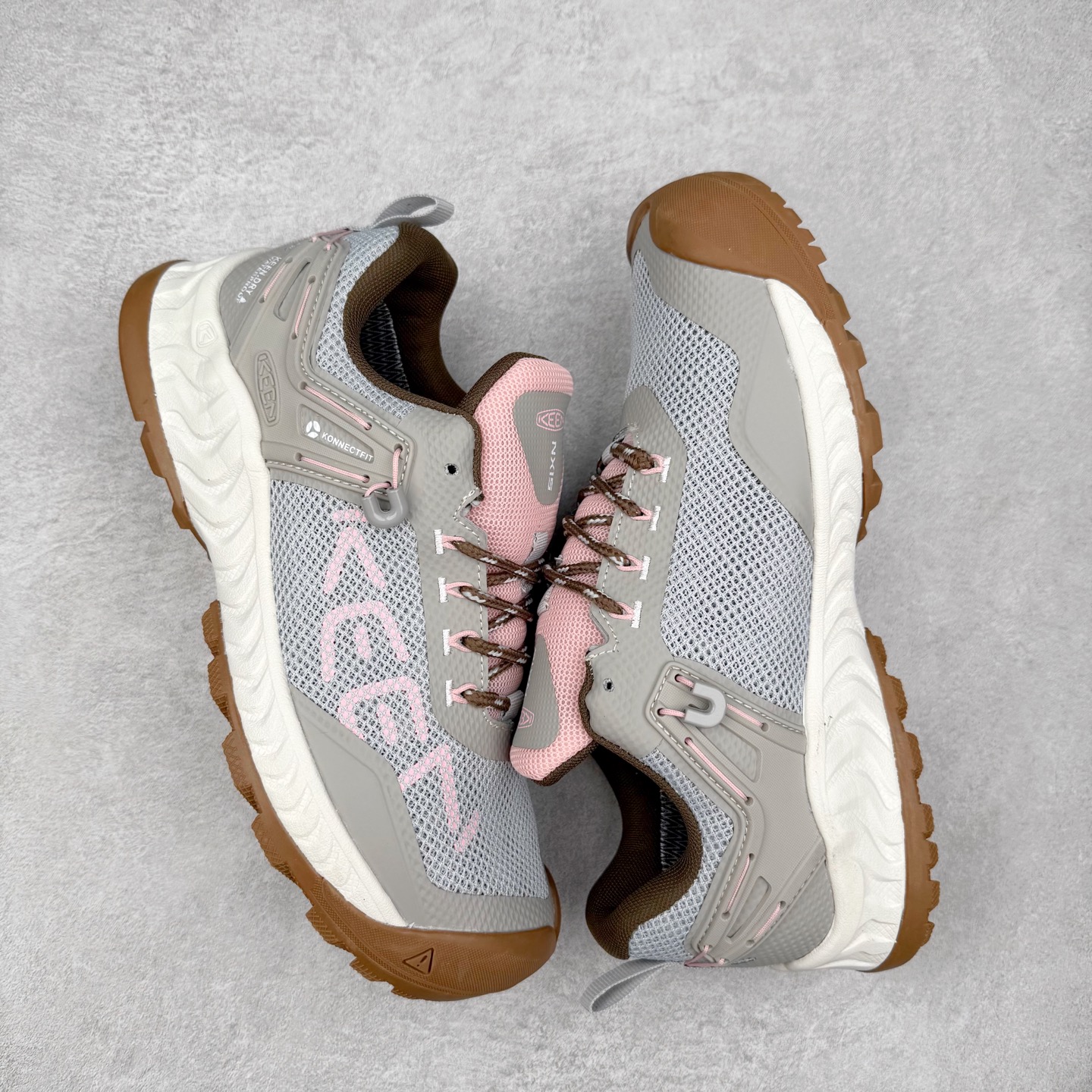 图片[3]-KEEN NXIS EVO 舒适防滑耐磨低帮徒步鞋 KEEN恳因—诞生于2003年的美国人气户外品牌，以一双“保护脚趾”且能涉足水域的户外凉鞋NEWPORT诞生为契机，开启原创制鞋之路。KEEN相信，天空之下即是户外，因为户外不一定是极具挑战性的独自冒险，也可以是与朋友、家人和宠物一同分享外面的世界。同时，KEEN从诞生之初便始终贯彻环保制鞋的理念，不断创造出优秀的原创奇履。脚踏实地，致力向善。我们想和世界产生更多交集为世界减少更多负担，和你趣户外、趣做自己、趣环保让地球和生活都变得更美好。实拍调校N版已经零色差零失真 百分百还原实物色彩所见即所得 不存在货不对板色差等低级问题 选购参考实物拍摄 不混卖不参货 只用心做好货严格选品 承诺混一赔十 尺码：36 36.5 37.5 38 38.5 39 40 40.5 41 42 42.5 43 44 44.5 45-选品中心