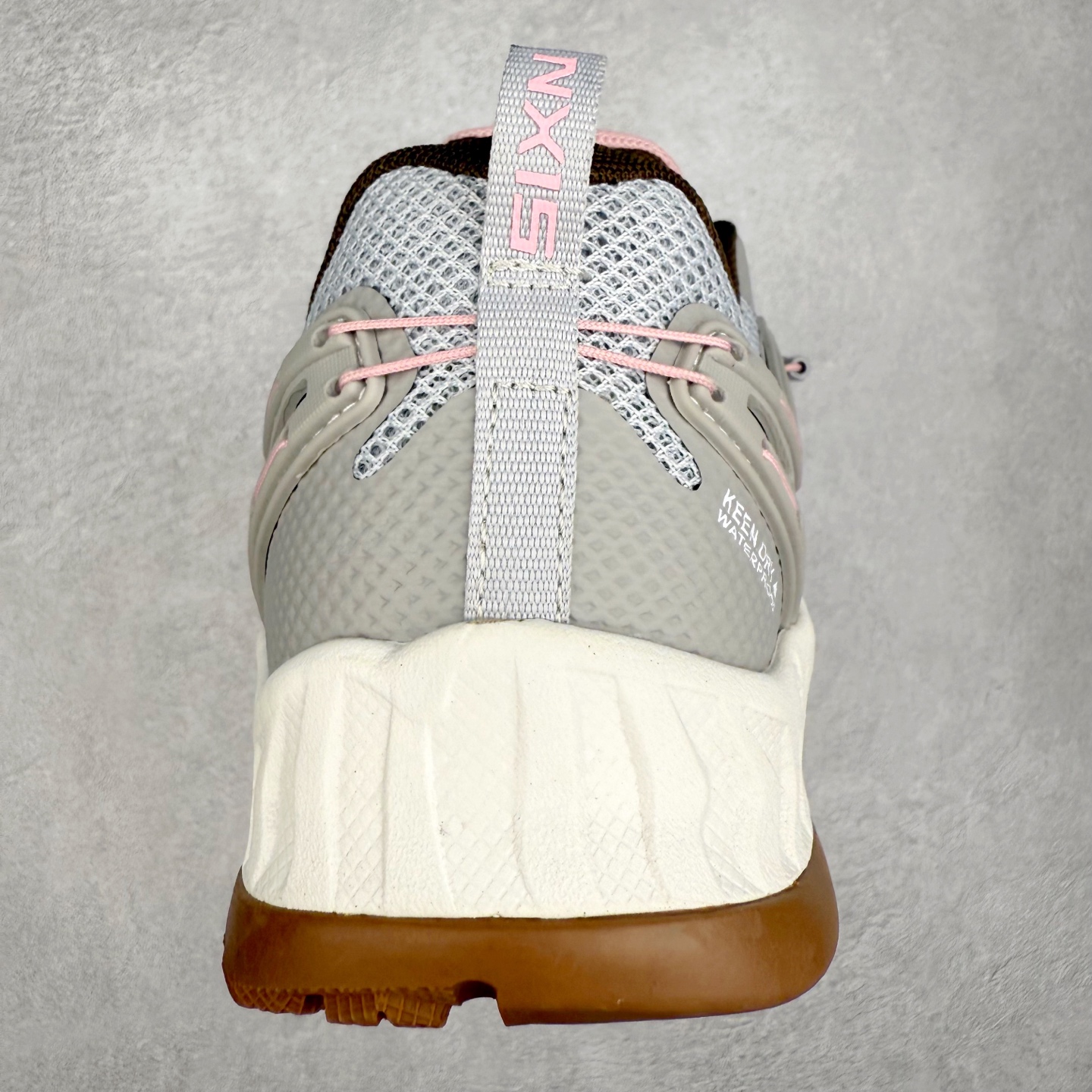 图片[8]-KEEN NXIS EVO 舒适防滑耐磨低帮徒步鞋 KEEN恳因—诞生于2003年的美国人气户外品牌，以一双“保护脚趾”且能涉足水域的户外凉鞋NEWPORT诞生为契机，开启原创制鞋之路。KEEN相信，天空之下即是户外，因为户外不一定是极具挑战性的独自冒险，也可以是与朋友、家人和宠物一同分享外面的世界。同时，KEEN从诞生之初便始终贯彻环保制鞋的理念，不断创造出优秀的原创奇履。脚踏实地，致力向善。我们想和世界产生更多交集为世界减少更多负担，和你趣户外、趣做自己、趣环保让地球和生活都变得更美好。实拍调校N版已经零色差零失真 百分百还原实物色彩所见即所得 不存在货不对板色差等低级问题 选购参考实物拍摄 不混卖不参货 只用心做好货严格选品 承诺混一赔十 尺码：36 36.5 37.5 38 38.5 39 40 40.5 41 42 42.5 43 44 44.5 45-选品中心