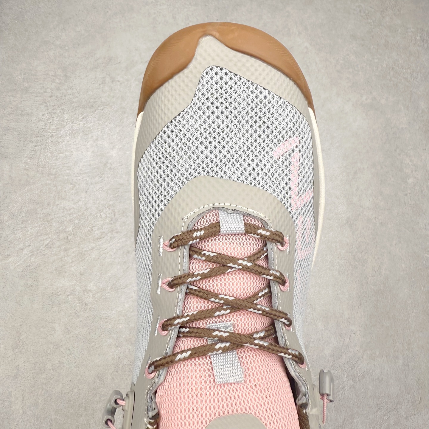 图片[4]-KEEN NXIS EVO 舒适防滑耐磨低帮徒步鞋 KEEN恳因—诞生于2003年的美国人气户外品牌，以一双“保护脚趾”且能涉足水域的户外凉鞋NEWPORT诞生为契机，开启原创制鞋之路。KEEN相信，天空之下即是户外，因为户外不一定是极具挑战性的独自冒险，也可以是与朋友、家人和宠物一同分享外面的世界。同时，KEEN从诞生之初便始终贯彻环保制鞋的理念，不断创造出优秀的原创奇履。脚踏实地，致力向善。我们想和世界产生更多交集为世界减少更多负担，和你趣户外、趣做自己、趣环保让地球和生活都变得更美好。实拍调校N版已经零色差零失真 百分百还原实物色彩所见即所得 不存在货不对板色差等低级问题 选购参考实物拍摄 不混卖不参货 只用心做好货严格选品 承诺混一赔十 尺码：36 36.5 37.5 38 38.5 39 40 40.5 41 42 42.5 43 44 44.5 45-选品中心