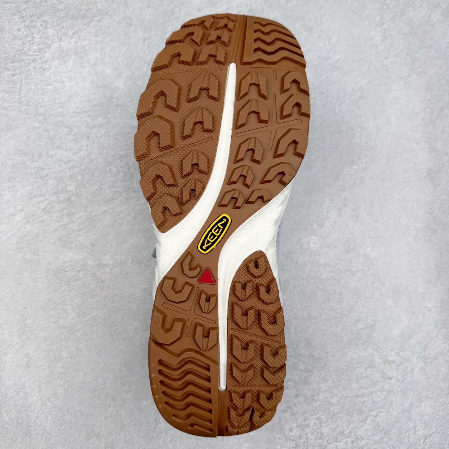 图片[9]-KEEN NXIS EVO 舒适防滑耐磨低帮徒步鞋 KEEN恳因—诞生于2003年的美国人气户外品牌，以一双“保护脚趾”且能涉足水域的户外凉鞋NEWPORT诞生为契机，开启原创制鞋之路。KEEN相信，天空之下即是户外，因为户外不一定是极具挑战性的独自冒险，也可以是与朋友、家人和宠物一同分享外面的世界。同时，KEEN从诞生之初便始终贯彻环保制鞋的理念，不断创造出优秀的原创奇履。脚踏实地，致力向善。我们想和世界产生更多交集为世界减少更多负担，和你趣户外、趣做自己、趣环保让地球和生活都变得更美好。实拍调校N版已经零色差零失真 百分百还原实物色彩所见即所得 不存在货不对板色差等低级问题 选购参考实物拍摄 不混卖不参货 只用心做好货严格选品 承诺混一赔十 尺码：36 36.5 37.5 38 38.5 39 40 40.5 41 42 42.5 43 44 44.5 45-选品中心