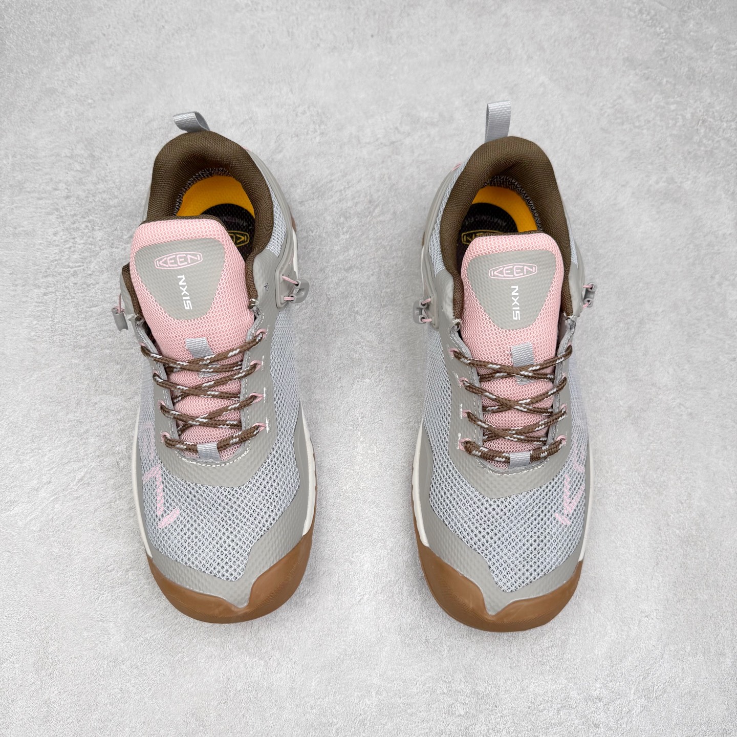 图片[2]-KEEN NXIS EVO 舒适防滑耐磨低帮徒步鞋 KEEN恳因—诞生于2003年的美国人气户外品牌，以一双“保护脚趾”且能涉足水域的户外凉鞋NEWPORT诞生为契机，开启原创制鞋之路。KEEN相信，天空之下即是户外，因为户外不一定是极具挑战性的独自冒险，也可以是与朋友、家人和宠物一同分享外面的世界。同时，KEEN从诞生之初便始终贯彻环保制鞋的理念，不断创造出优秀的原创奇履。脚踏实地，致力向善。我们想和世界产生更多交集为世界减少更多负担，和你趣户外、趣做自己、趣环保让地球和生活都变得更美好。实拍调校N版已经零色差零失真 百分百还原实物色彩所见即所得 不存在货不对板色差等低级问题 选购参考实物拍摄 不混卖不参货 只用心做好货严格选品 承诺混一赔十 尺码：36 36.5 37.5 38 38.5 39 40 40.5 41 42 42.5 43 44 44.5 45-选品中心