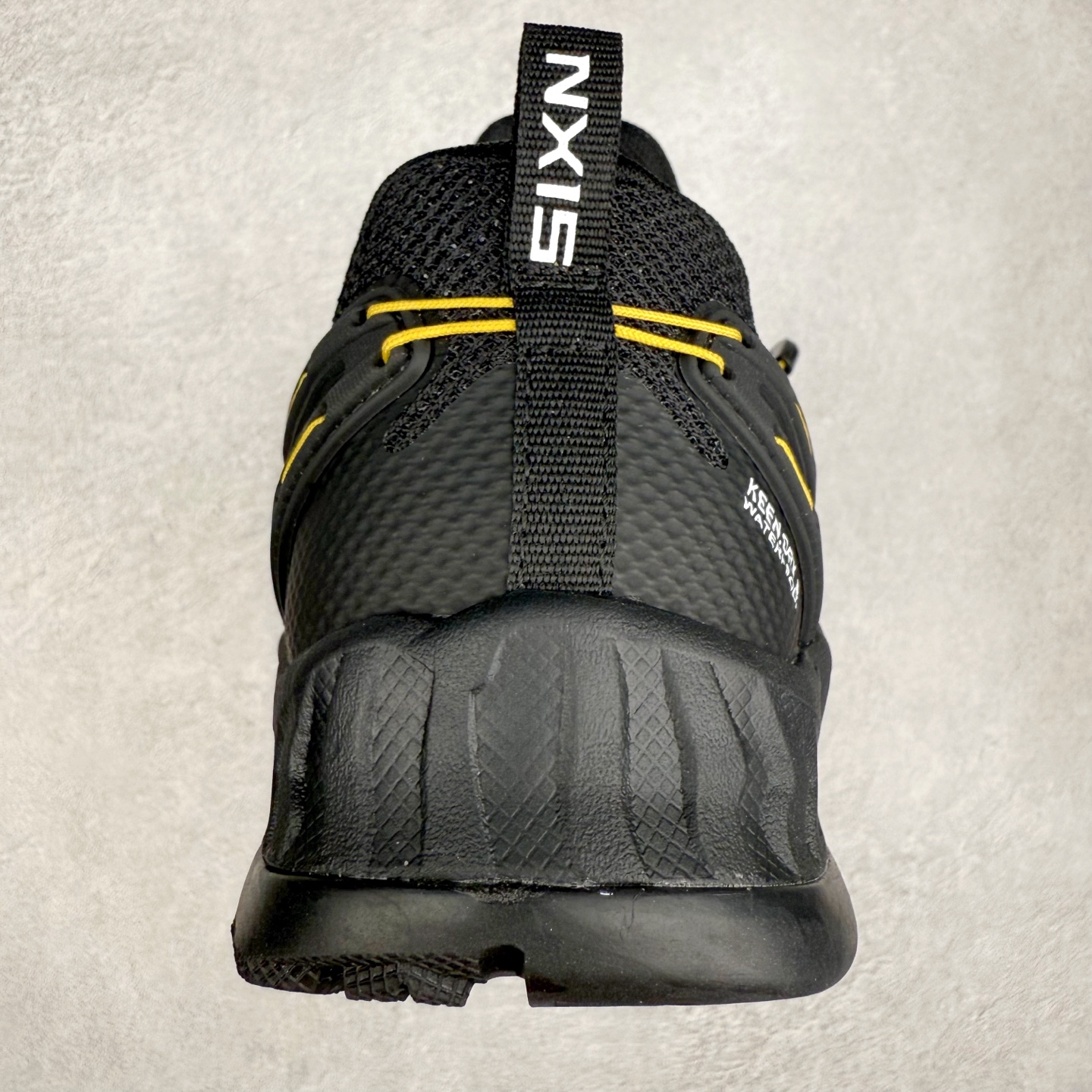 图片[8]-KEEN NXIS EVO 舒适防滑耐磨低帮徒步鞋 KEEN恳因—诞生于2003年的美国人气户外品牌，以一双“保护脚趾”且能涉足水域的户外凉鞋NEWPORT诞生为契机，开启原创制鞋之路。KEEN相信，天空之下即是户外，因为户外不一定是极具挑战性的独自冒险，也可以是与朋友、家人和宠物一同分享外面的世界。同时，KEEN从诞生之初便始终贯彻环保制鞋的理念，不断创造出优秀的原创奇履。脚踏实地，致力向善。我们想和世界产生更多交集为世界减少更多负担，和你趣户外、趣做自己、趣环保让地球和生活都变得更美好。实拍调校N版已经零色差零失真 百分百还原实物色彩所见即所得 不存在货不对板色差等低级问题 选购参考实物拍摄 不混卖不参货 只用心做好货严格选品 承诺混一赔十 尺码：36 36.5 37.5 38 38.5 39 40 40.5 41 42 42.5 43 44 44.5 45-选品中心