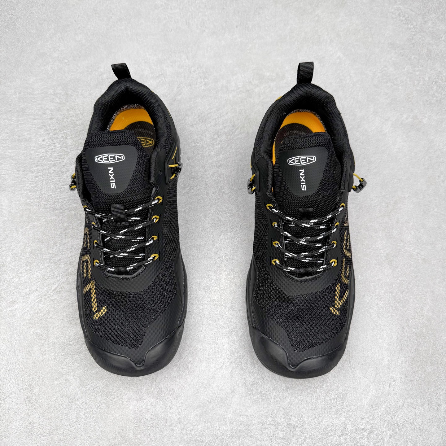 图片[2]-KEEN NXIS EVO 舒适防滑耐磨低帮徒步鞋 KEEN恳因—诞生于2003年的美国人气户外品牌，以一双“保护脚趾”且能涉足水域的户外凉鞋NEWPORT诞生为契机，开启原创制鞋之路。KEEN相信，天空之下即是户外，因为户外不一定是极具挑战性的独自冒险，也可以是与朋友、家人和宠物一同分享外面的世界。同时，KEEN从诞生之初便始终贯彻环保制鞋的理念，不断创造出优秀的原创奇履。脚踏实地，致力向善。我们想和世界产生更多交集为世界减少更多负担，和你趣户外、趣做自己、趣环保让地球和生活都变得更美好。实拍调校N版已经零色差零失真 百分百还原实物色彩所见即所得 不存在货不对板色差等低级问题 选购参考实物拍摄 不混卖不参货 只用心做好货严格选品 承诺混一赔十 尺码：36 36.5 37.5 38 38.5 39 40 40.5 41 42 42.5 43 44 44.5 45-选品中心