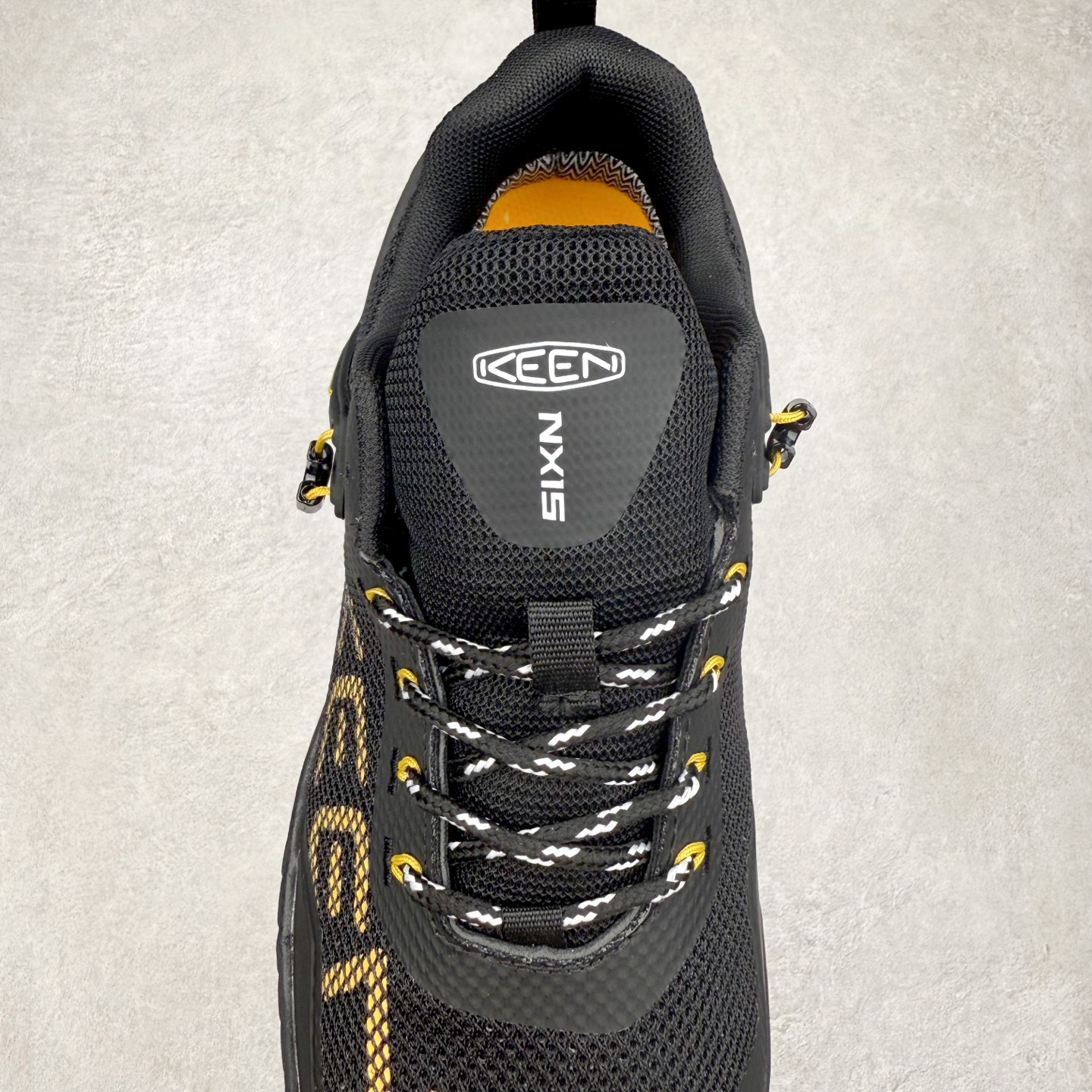 图片[5]-KEEN NXIS EVO 舒适防滑耐磨低帮徒步鞋 KEEN恳因—诞生于2003年的美国人气户外品牌，以一双“保护脚趾”且能涉足水域的户外凉鞋NEWPORT诞生为契机，开启原创制鞋之路。KEEN相信，天空之下即是户外，因为户外不一定是极具挑战性的独自冒险，也可以是与朋友、家人和宠物一同分享外面的世界。同时，KEEN从诞生之初便始终贯彻环保制鞋的理念，不断创造出优秀的原创奇履。脚踏实地，致力向善。我们想和世界产生更多交集为世界减少更多负担，和你趣户外、趣做自己、趣环保让地球和生活都变得更美好。实拍调校N版已经零色差零失真 百分百还原实物色彩所见即所得 不存在货不对板色差等低级问题 选购参考实物拍摄 不混卖不参货 只用心做好货严格选品 承诺混一赔十 尺码：36 36.5 37.5 38 38.5 39 40 40.5 41 42 42.5 43 44 44.5 45-选品中心