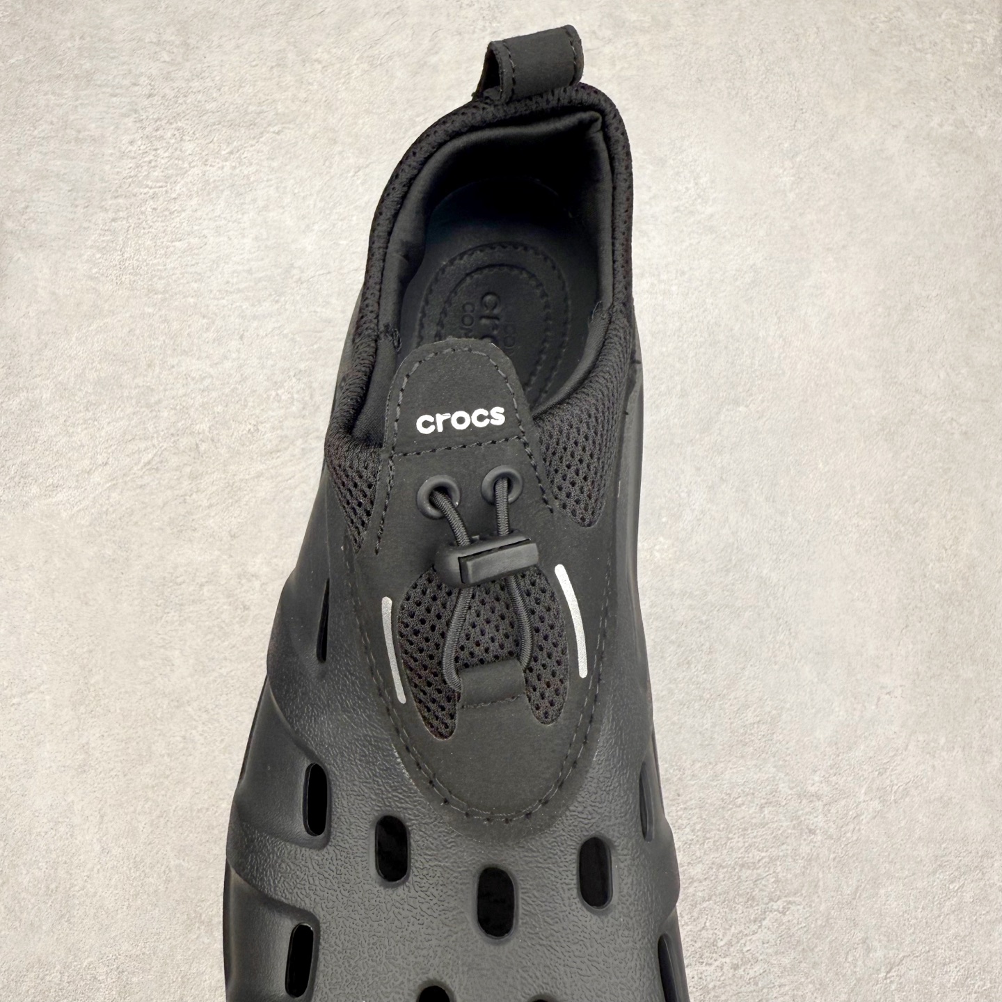 图片[5]-Crocs Quick Trail 卡骆驰舒适百搭轻便耐磨沙滩凉鞋 Crocs（卡骆驰）是全球创新休闲男、女、童鞋的出色品牌。Crocs秉承核心的塑模鞋履工艺，推出了适宜四季的丰富休闲鞋品。所有Crocs鞋款均采用Croslite材料制造，这项技术令每一双鞋都具有柔软、舒适、轻便、无痕的出色品质，而这也是每个Crocs拥有者所了解和钟爱的。实拍调校N版已经零色差零失真 百分百还原实物色彩所见即所得 不存在货不对板色差等低级问题 选购参考实物拍摄 不混卖不参货 只用心做好货严格选品 承诺混一赔十 尺码：36 36.5 37.5 38 38.5 39 40 40.5 41 42 42.5 43 44 44.5 45-选品中心