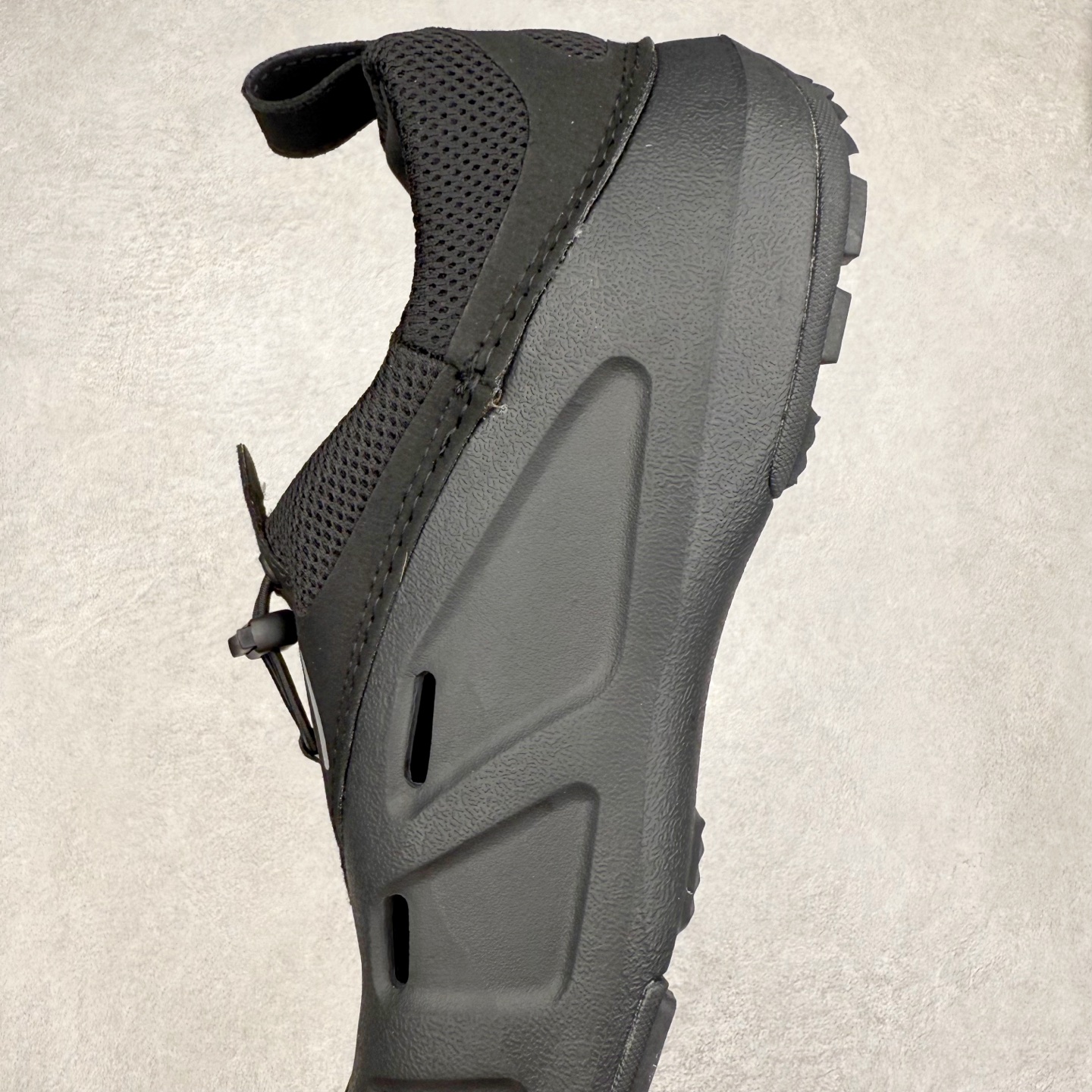 图片[7]-Crocs Quick Trail 卡骆驰舒适百搭轻便耐磨沙滩凉鞋 Crocs（卡骆驰）是全球创新休闲男、女、童鞋的出色品牌。Crocs秉承核心的塑模鞋履工艺，推出了适宜四季的丰富休闲鞋品。所有Crocs鞋款均采用Croslite材料制造，这项技术令每一双鞋都具有柔软、舒适、轻便、无痕的出色品质，而这也是每个Crocs拥有者所了解和钟爱的。实拍调校N版已经零色差零失真 百分百还原实物色彩所见即所得 不存在货不对板色差等低级问题 选购参考实物拍摄 不混卖不参货 只用心做好货严格选品 承诺混一赔十 尺码：36 36.5 37.5 38 38.5 39 40 40.5 41 42 42.5 43 44 44.5 45-选品中心