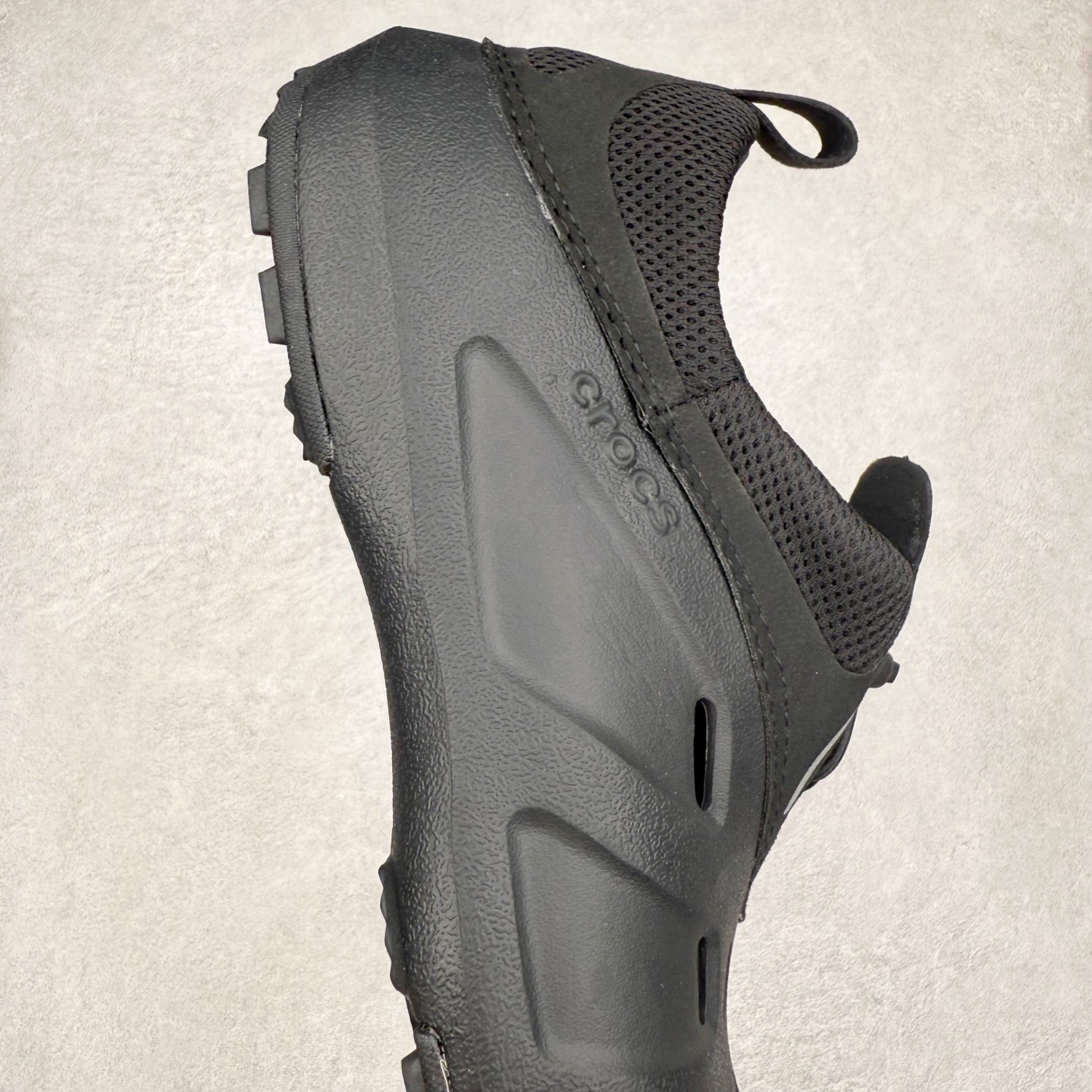 图片[6]-Crocs Quick Trail 卡骆驰舒适百搭轻便耐磨沙滩凉鞋 Crocs（卡骆驰）是全球创新休闲男、女、童鞋的出色品牌。Crocs秉承核心的塑模鞋履工艺，推出了适宜四季的丰富休闲鞋品。所有Crocs鞋款均采用Croslite材料制造，这项技术令每一双鞋都具有柔软、舒适、轻便、无痕的出色品质，而这也是每个Crocs拥有者所了解和钟爱的。实拍调校N版已经零色差零失真 百分百还原实物色彩所见即所得 不存在货不对板色差等低级问题 选购参考实物拍摄 不混卖不参货 只用心做好货严格选品 承诺混一赔十 尺码：36 36.5 37.5 38 38.5 39 40 40.5 41 42 42.5 43 44 44.5 45-选品中心