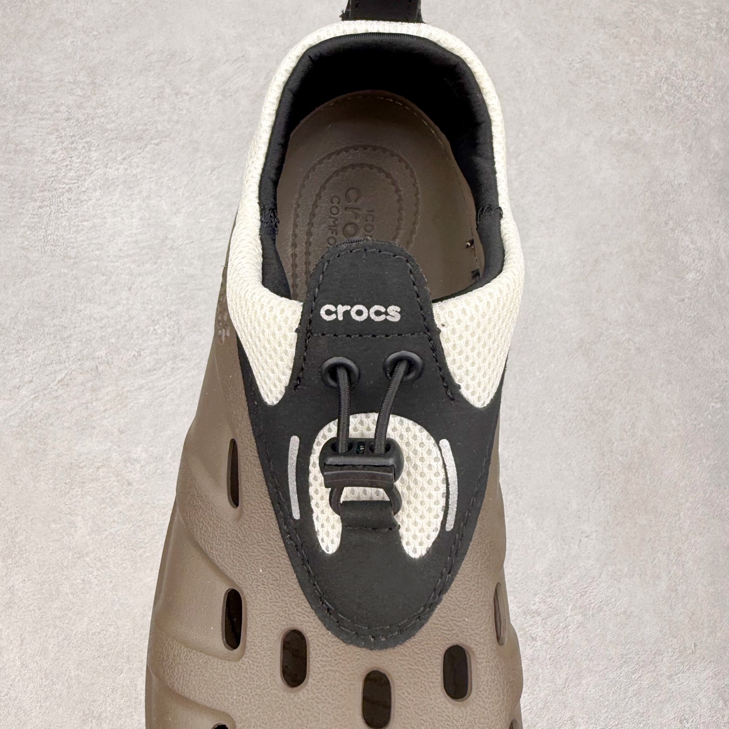 图片[5]-Crocs Quick Trail 卡骆驰舒适百搭轻便耐磨沙滩凉鞋 Crocs（卡骆驰）是全球创新休闲男、女、童鞋的出色品牌。Crocs秉承核心的塑模鞋履工艺，推出了适宜四季的丰富休闲鞋品。所有Crocs鞋款均采用Croslite材料制造，这项技术令每一双鞋都具有柔软、舒适、轻便、无痕的出色品质，而这也是每个Crocs拥有者所了解和钟爱的。实拍调校N版已经零色差零失真 百分百还原实物色彩所见即所得 不存在货不对板色差等低级问题 选购参考实物拍摄 不混卖不参货 只用心做好货严格选品 承诺混一赔十 尺码：36 36.5 37.5 38 38.5 39 40 40.5 41 42 42.5 43 44 44.5 45-选品中心