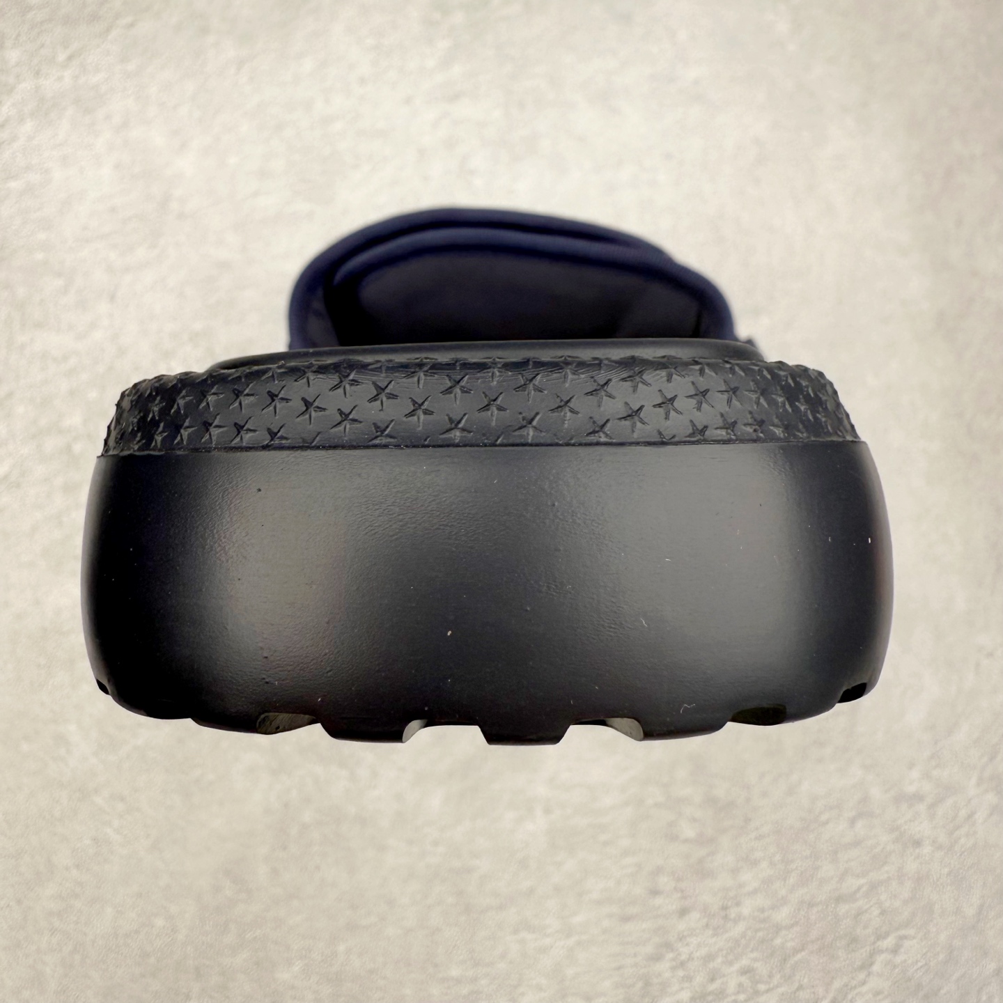 图片[8]-Dior Dioriviera Dway 迪奥圆头套穿一字拖鞋 厚底拖鞋 原版购入开发做货 这款 Dior H-Town 凉鞋致敬运动风格经典标识，彰显 Dior 的高订精神。采用黑色橡胶精心制作，Oblique 印花鞋面，饰以同色调牛皮革细节提升格调。橡胶鞋底融入多种元素，饰以 Dior 标志更显精致，彰显未来主义风格。可与短裤或牛仔裤搭配穿着，配合送专柜精美包装 尺码：35 36 37 38 39 40 41-选品中心