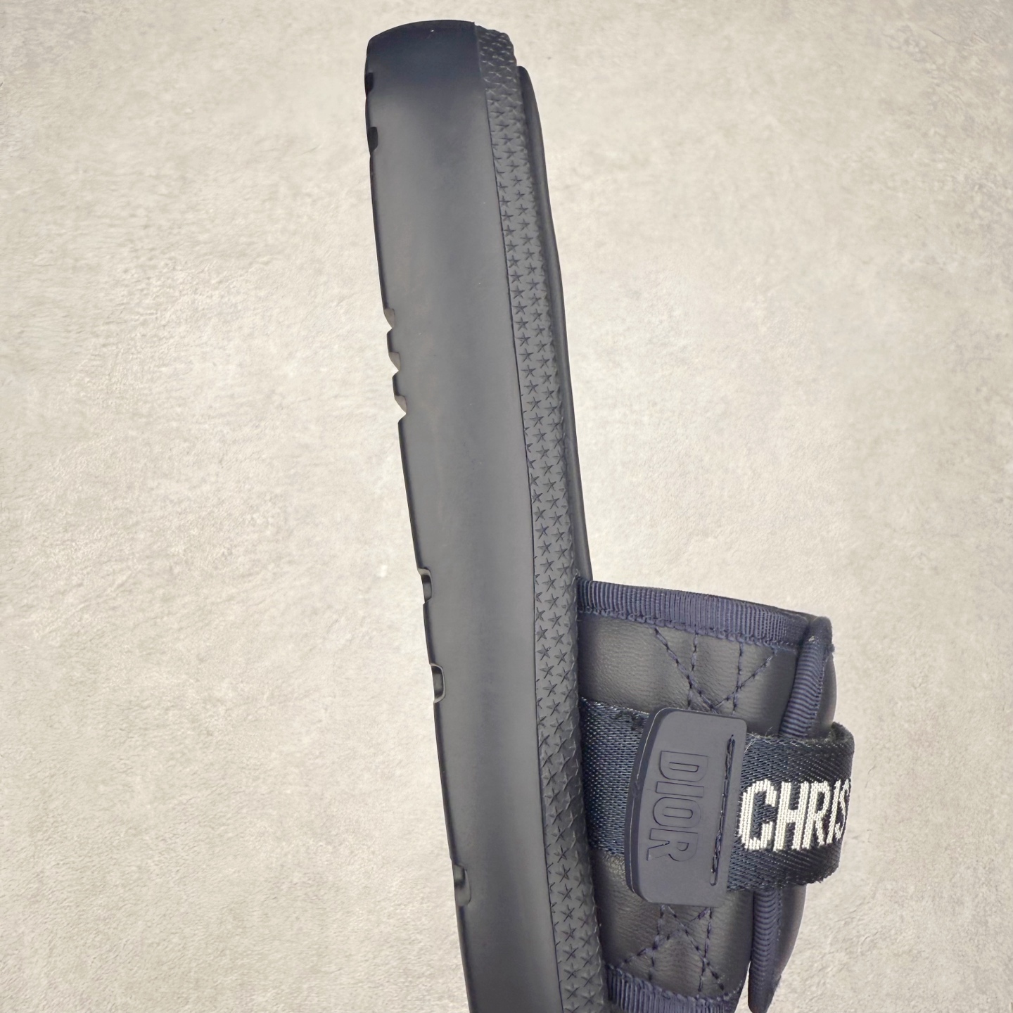 图片[6]-Dior Dioriviera Dway 迪奥圆头套穿一字拖鞋 厚底拖鞋 原版购入开发做货 这款 Dior H-Town 凉鞋致敬运动风格经典标识，彰显 Dior 的高订精神。采用黑色橡胶精心制作，Oblique 印花鞋面，饰以同色调牛皮革细节提升格调。橡胶鞋底融入多种元素，饰以 Dior 标志更显精致，彰显未来主义风格。可与短裤或牛仔裤搭配穿着，配合送专柜精美包装 尺码：35 36 37 38 39 40 41-选品中心