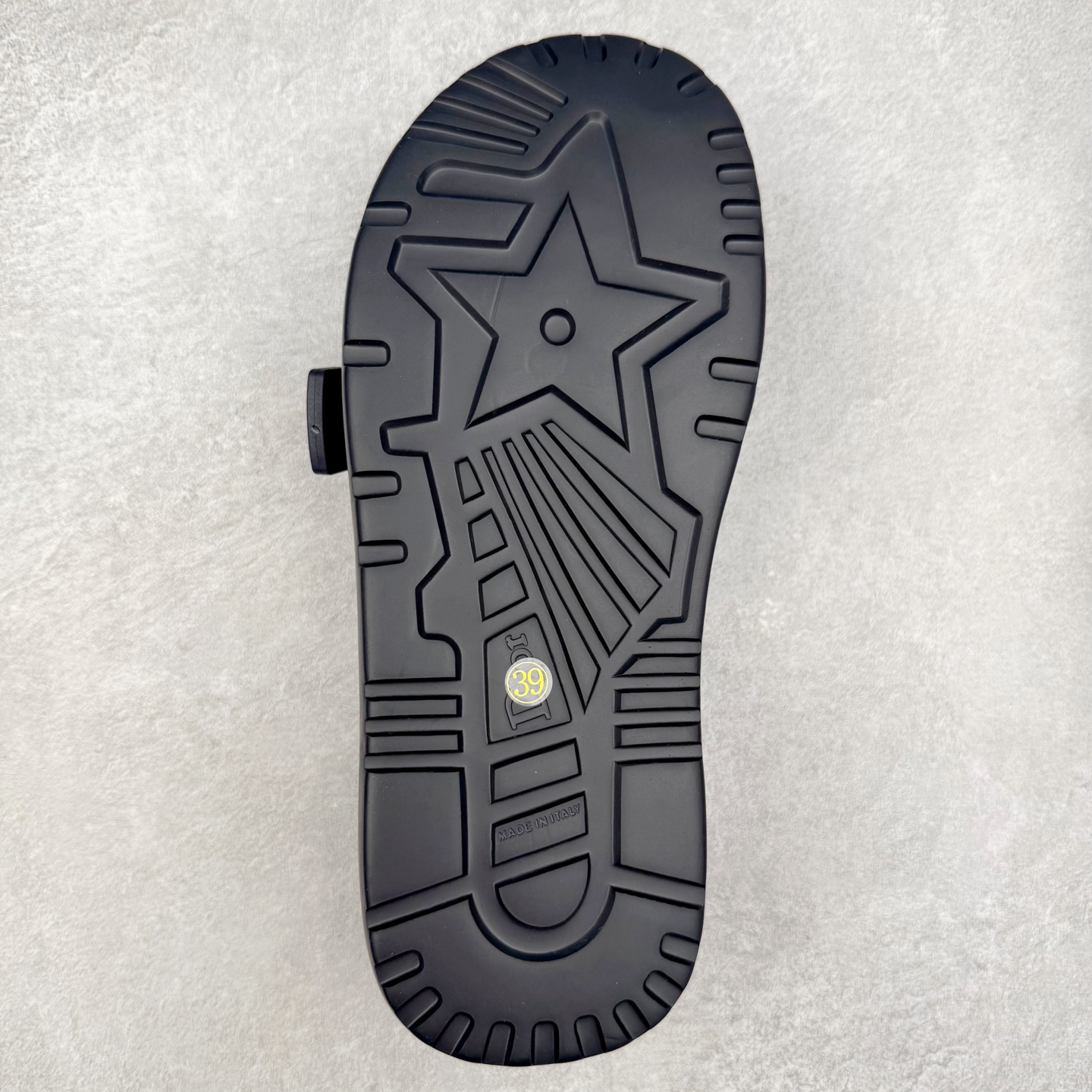 图片[9]-Dior Dioriviera Dway 迪奥圆头套穿一字拖鞋 厚底拖鞋 原版购入开发做货 这款 Dior H-Town 凉鞋致敬运动风格经典标识，彰显 Dior 的高订精神。采用黑色橡胶精心制作，Oblique 印花鞋面，饰以同色调牛皮革细节提升格调。橡胶鞋底融入多种元素，饰以 Dior 标志更显精致，彰显未来主义风格。可与短裤或牛仔裤搭配穿着，配合送专柜精美包装 尺码：35 36 37 38 39 40 41-选品中心