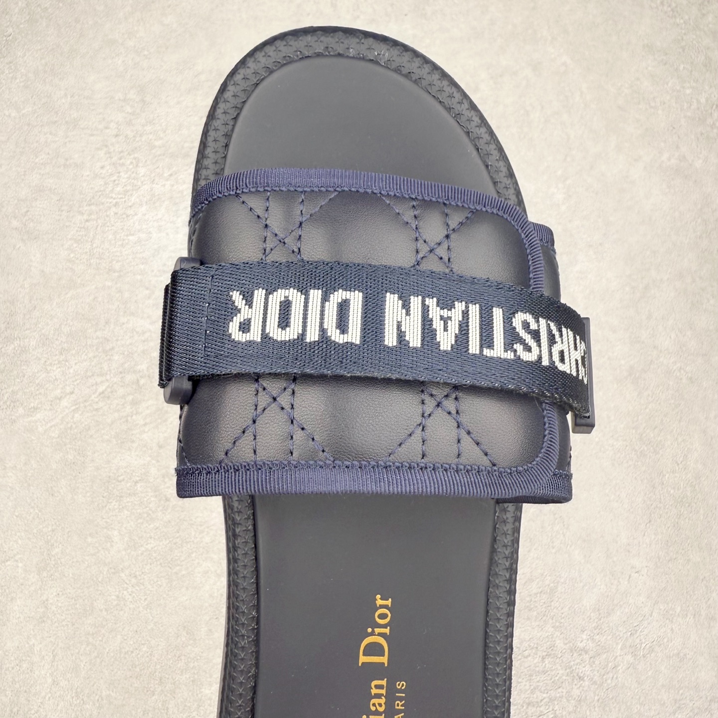 图片[4]-Dior Dioriviera Dway 迪奥圆头套穿一字拖鞋 厚底拖鞋 原版购入开发做货 这款 Dior H-Town 凉鞋致敬运动风格经典标识，彰显 Dior 的高订精神。采用黑色橡胶精心制作，Oblique 印花鞋面，饰以同色调牛皮革细节提升格调。橡胶鞋底融入多种元素，饰以 Dior 标志更显精致，彰显未来主义风格。可与短裤或牛仔裤搭配穿着，配合送专柜精美包装 尺码：35 36 37 38 39 40 41-选品中心