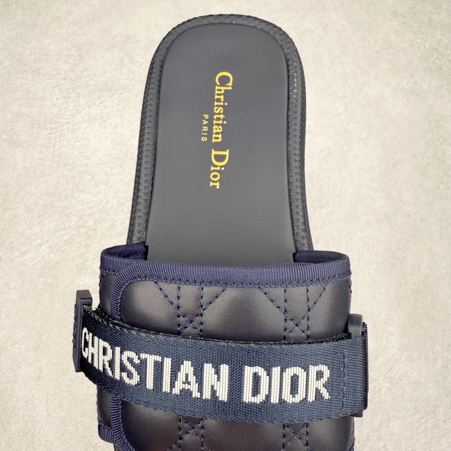 图片[5]-Dior Dioriviera Dway 迪奥圆头套穿一字拖鞋 厚底拖鞋 原版购入开发做货 这款 Dior H-Town 凉鞋致敬运动风格经典标识，彰显 Dior 的高订精神。采用黑色橡胶精心制作，Oblique 印花鞋面，饰以同色调牛皮革细节提升格调。橡胶鞋底融入多种元素，饰以 Dior 标志更显精致，彰显未来主义风格。可与短裤或牛仔裤搭配穿着，配合送专柜精美包装 尺码：35 36 37 38 39 40 41-选品中心