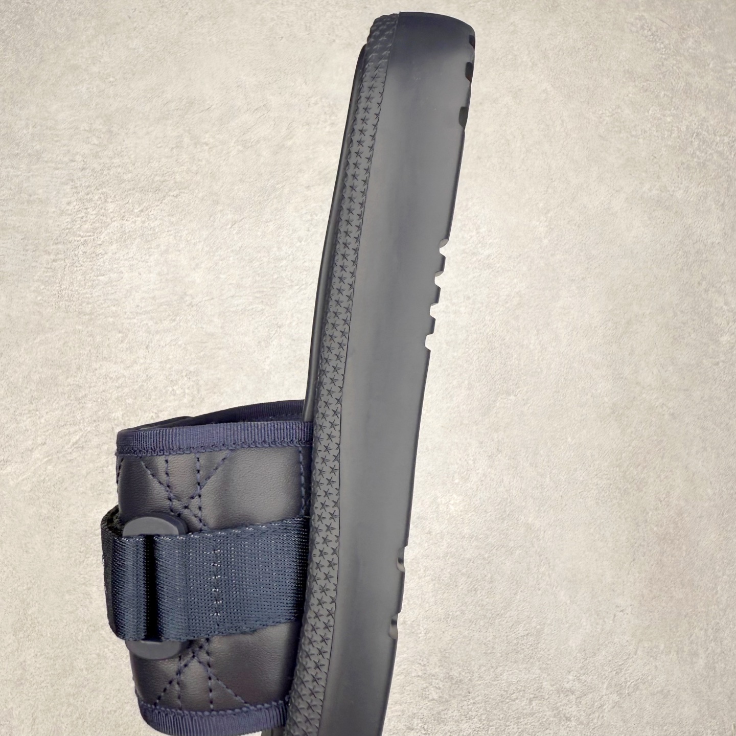 图片[7]-Dior Dioriviera Dway 迪奥圆头套穿一字拖鞋 厚底拖鞋 原版购入开发做货 这款 Dior H-Town 凉鞋致敬运动风格经典标识，彰显 Dior 的高订精神。采用黑色橡胶精心制作，Oblique 印花鞋面，饰以同色调牛皮革细节提升格调。橡胶鞋底融入多种元素，饰以 Dior 标志更显精致，彰显未来主义风格。可与短裤或牛仔裤搭配穿着，配合送专柜精美包装 尺码：35 36 37 38 39 40 41-选品中心