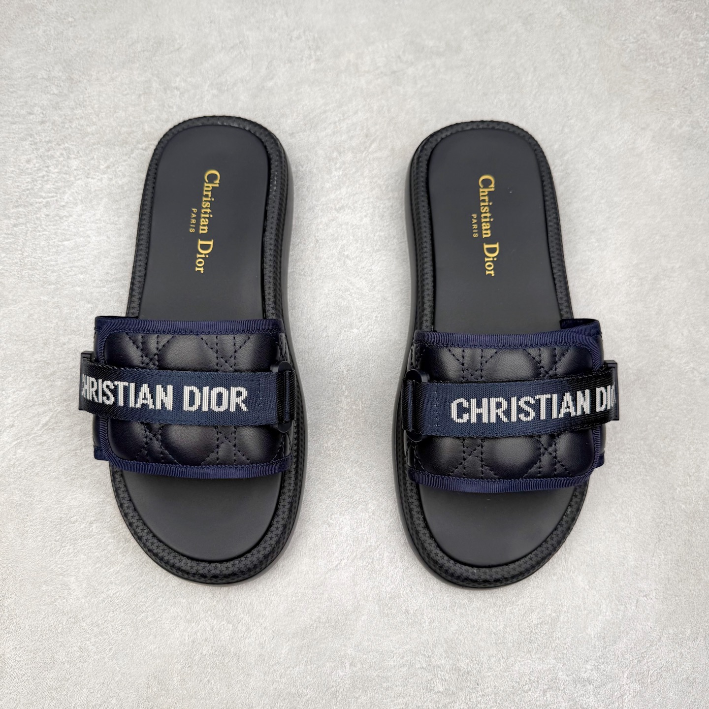 图片[2]-Dior Dioriviera Dway 迪奥圆头套穿一字拖鞋 厚底拖鞋 原版购入开发做货 这款 Dior H-Town 凉鞋致敬运动风格经典标识，彰显 Dior 的高订精神。采用黑色橡胶精心制作，Oblique 印花鞋面，饰以同色调牛皮革细节提升格调。橡胶鞋底融入多种元素，饰以 Dior 标志更显精致，彰显未来主义风格。可与短裤或牛仔裤搭配穿着，配合送专柜精美包装 尺码：35 36 37 38 39 40 41-选品中心
