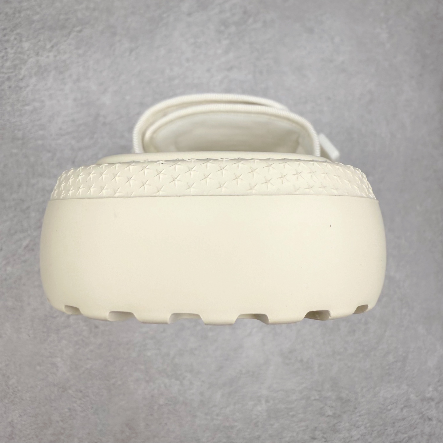 图片[8]-Dior Dioriviera Dway 迪奥圆头套穿一字拖鞋 厚底拖鞋 原版购入开发做货 这款 Dior H-Town 凉鞋致敬运动风格经典标识，彰显 Dior 的高订精神。采用黑色橡胶精心制作，Oblique 印花鞋面，饰以同色调牛皮革细节提升格调。橡胶鞋底融入多种元素，饰以 Dior 标志更显精致，彰显未来主义风格。可与短裤或牛仔裤搭配穿着，配合送专柜精美包装 尺码：35 36 37 38 39 40 41-选品中心