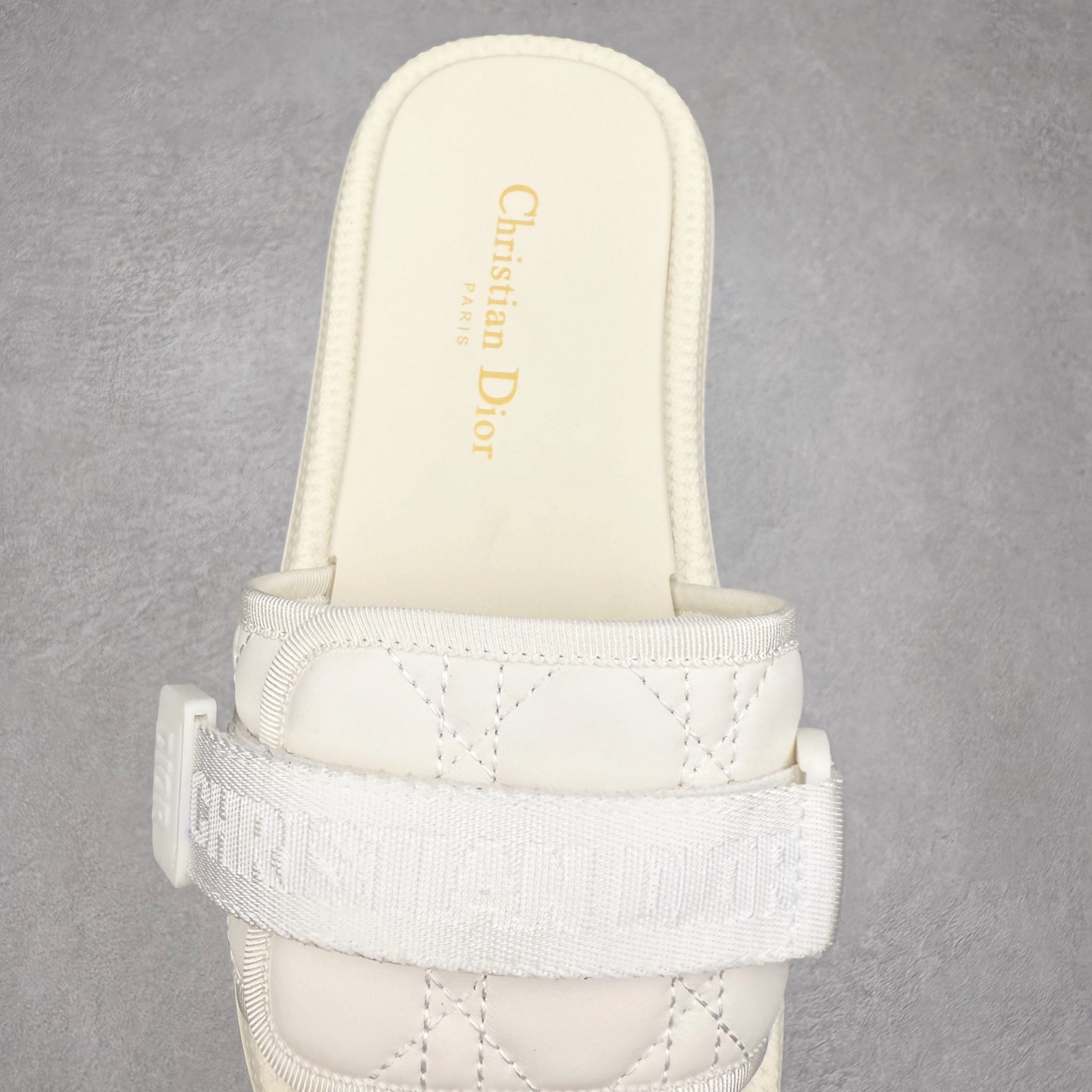 图片[5]-Dior Dioriviera Dway 迪奥圆头套穿一字拖鞋 厚底拖鞋 原版购入开发做货 这款 Dior H-Town 凉鞋致敬运动风格经典标识，彰显 Dior 的高订精神。采用黑色橡胶精心制作，Oblique 印花鞋面，饰以同色调牛皮革细节提升格调。橡胶鞋底融入多种元素，饰以 Dior 标志更显精致，彰显未来主义风格。可与短裤或牛仔裤搭配穿着，配合送专柜精美包装 尺码：35 36 37 38 39 40 41-选品中心