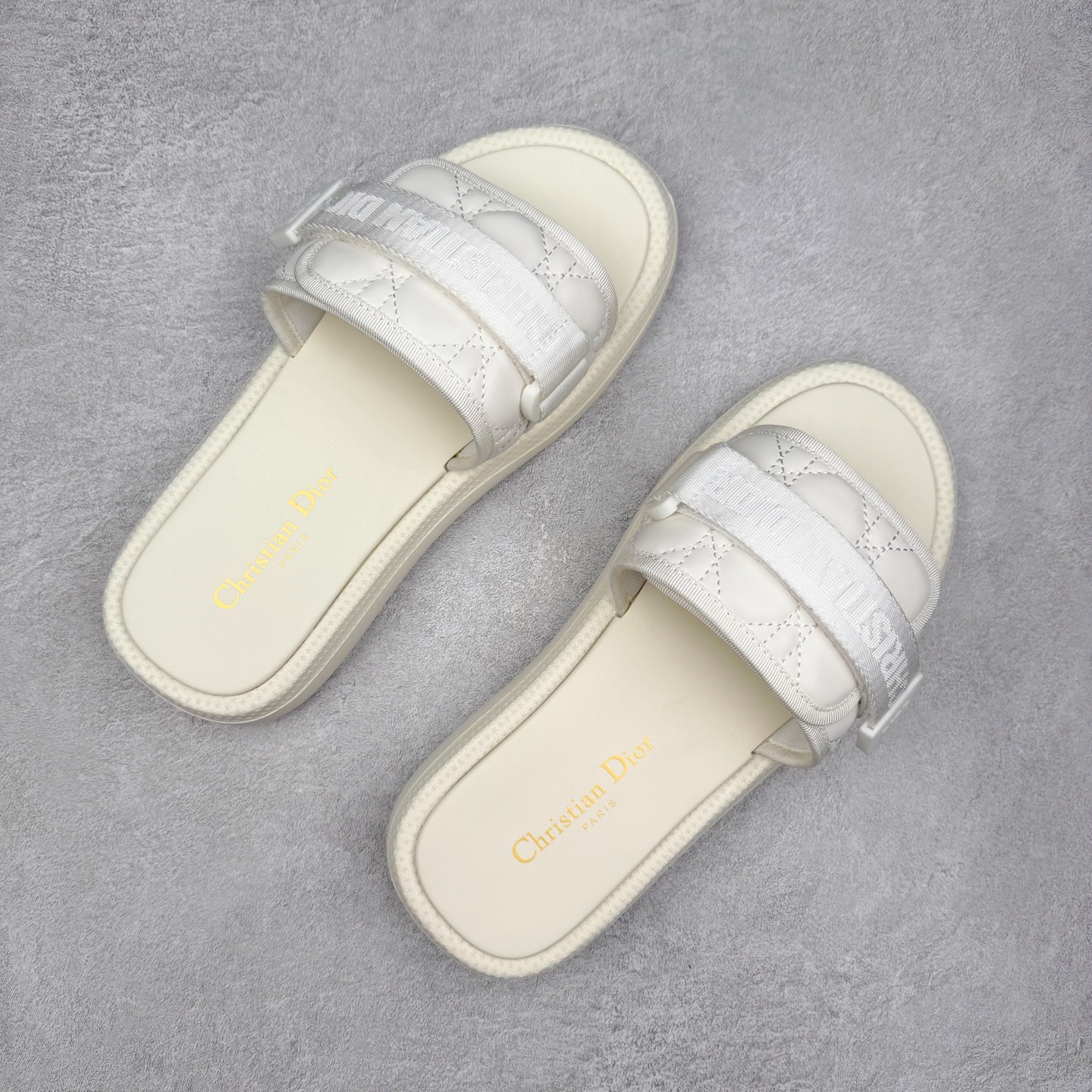 图片[3]-Dior Dioriviera Dway 迪奥圆头套穿一字拖鞋 厚底拖鞋 原版购入开发做货 这款 Dior H-Town 凉鞋致敬运动风格经典标识，彰显 Dior 的高订精神。采用黑色橡胶精心制作，Oblique 印花鞋面，饰以同色调牛皮革细节提升格调。橡胶鞋底融入多种元素，饰以 Dior 标志更显精致，彰显未来主义风格。可与短裤或牛仔裤搭配穿着，配合送专柜精美包装 尺码：35 36 37 38 39 40 41-选品中心