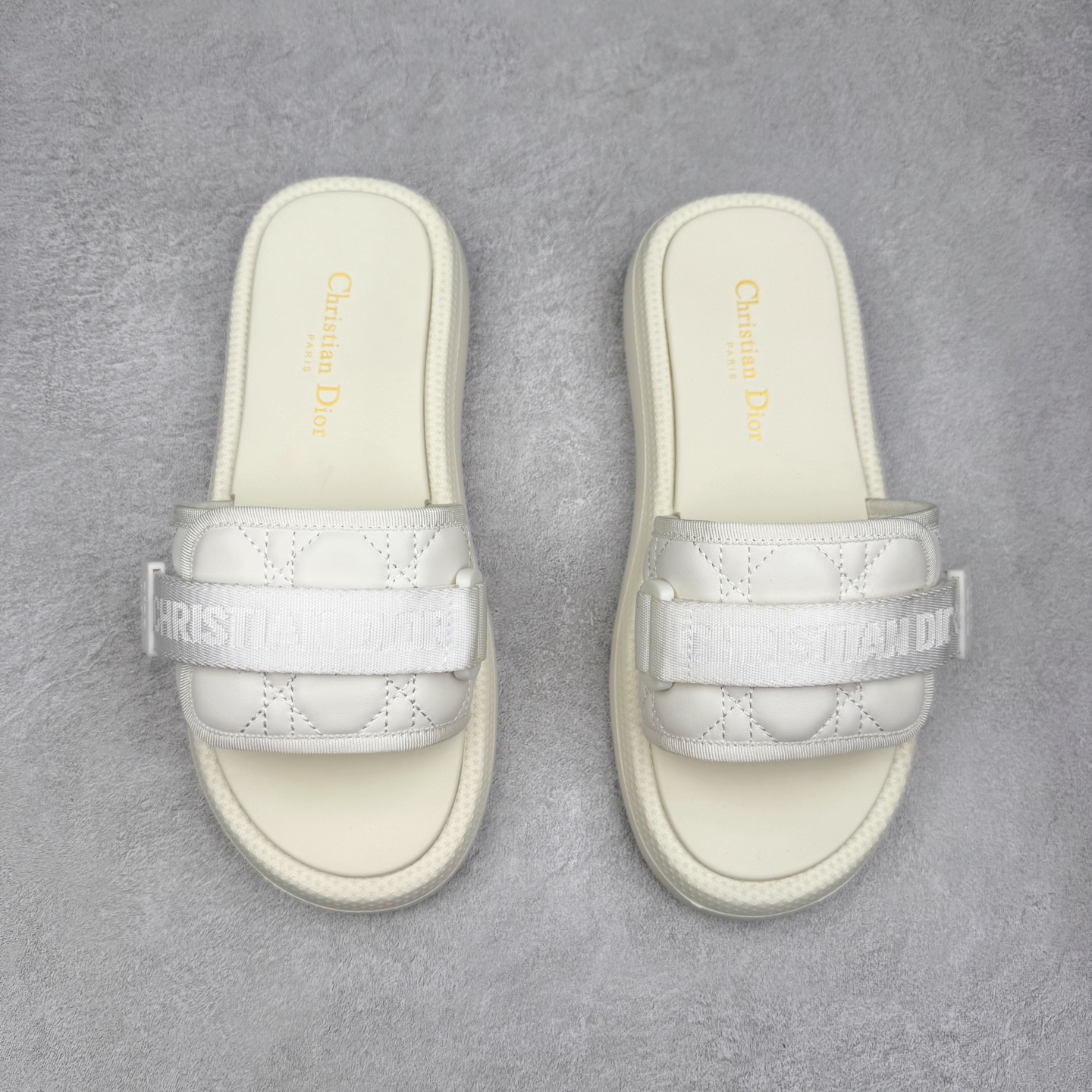 图片[2]-Dior Dioriviera Dway 迪奥圆头套穿一字拖鞋 厚底拖鞋 原版购入开发做货 这款 Dior H-Town 凉鞋致敬运动风格经典标识，彰显 Dior 的高订精神。采用黑色橡胶精心制作，Oblique 印花鞋面，饰以同色调牛皮革细节提升格调。橡胶鞋底融入多种元素，饰以 Dior 标志更显精致，彰显未来主义风格。可与短裤或牛仔裤搭配穿着，配合送专柜精美包装 尺码：35 36 37 38 39 40 41-选品中心