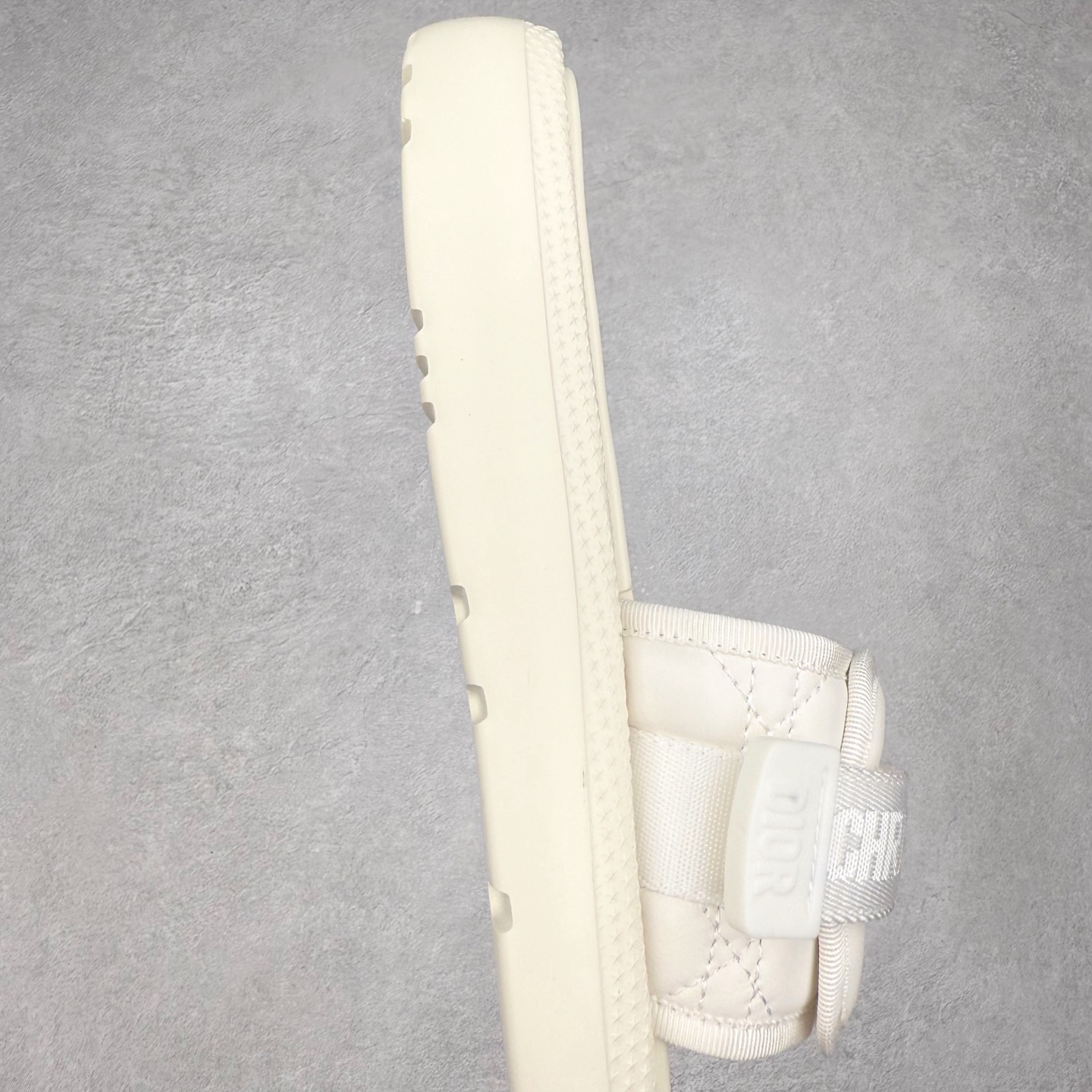 图片[6]-Dior Dioriviera Dway 迪奥圆头套穿一字拖鞋 厚底拖鞋 原版购入开发做货 这款 Dior H-Town 凉鞋致敬运动风格经典标识，彰显 Dior 的高订精神。采用黑色橡胶精心制作，Oblique 印花鞋面，饰以同色调牛皮革细节提升格调。橡胶鞋底融入多种元素，饰以 Dior 标志更显精致，彰显未来主义风格。可与短裤或牛仔裤搭配穿着，配合送专柜精美包装 尺码：35 36 37 38 39 40 41-选品中心