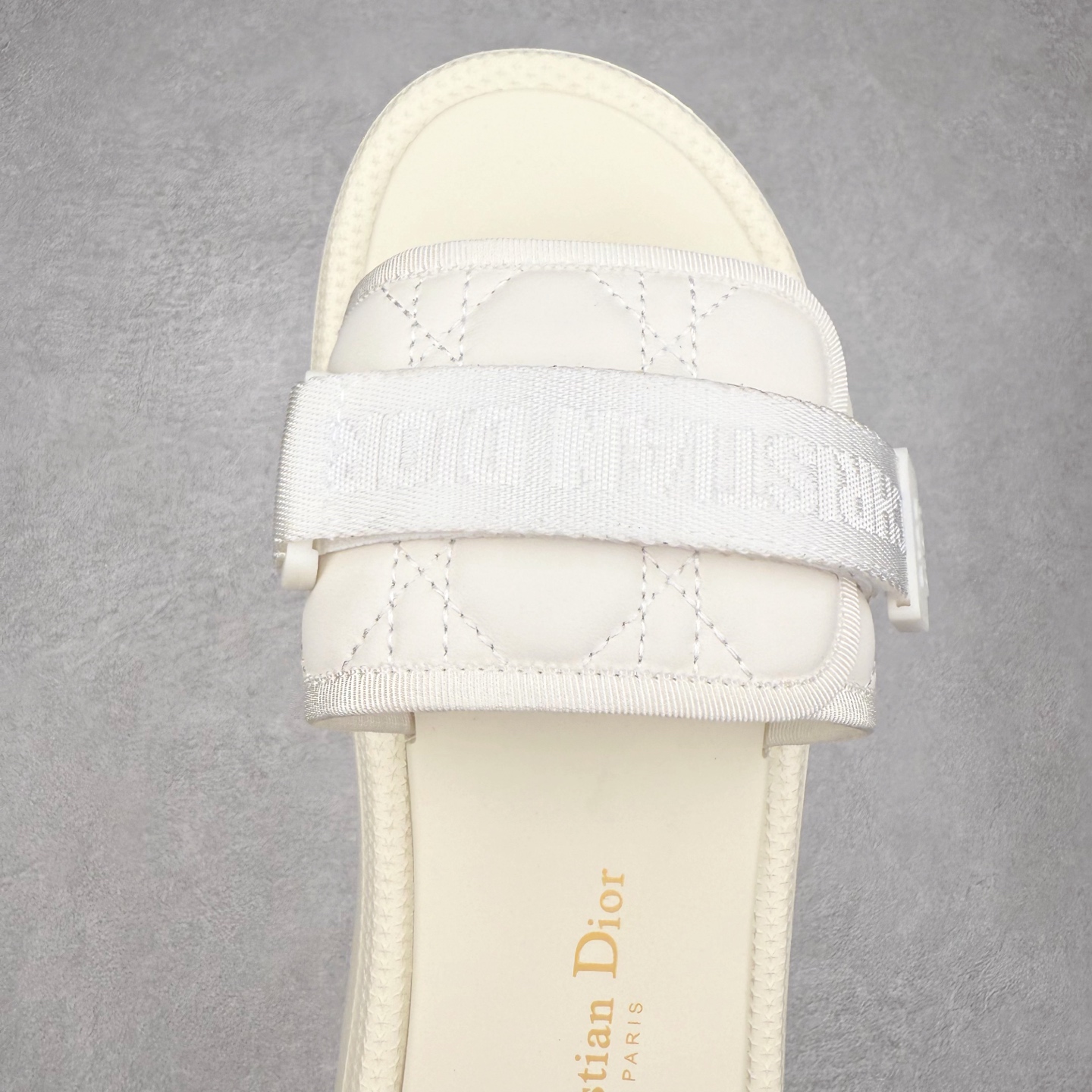 图片[4]-Dior Dioriviera Dway 迪奥圆头套穿一字拖鞋 厚底拖鞋 原版购入开发做货 这款 Dior H-Town 凉鞋致敬运动风格经典标识，彰显 Dior 的高订精神。采用黑色橡胶精心制作，Oblique 印花鞋面，饰以同色调牛皮革细节提升格调。橡胶鞋底融入多种元素，饰以 Dior 标志更显精致，彰显未来主义风格。可与短裤或牛仔裤搭配穿着，配合送专柜精美包装 尺码：35 36 37 38 39 40 41-选品中心