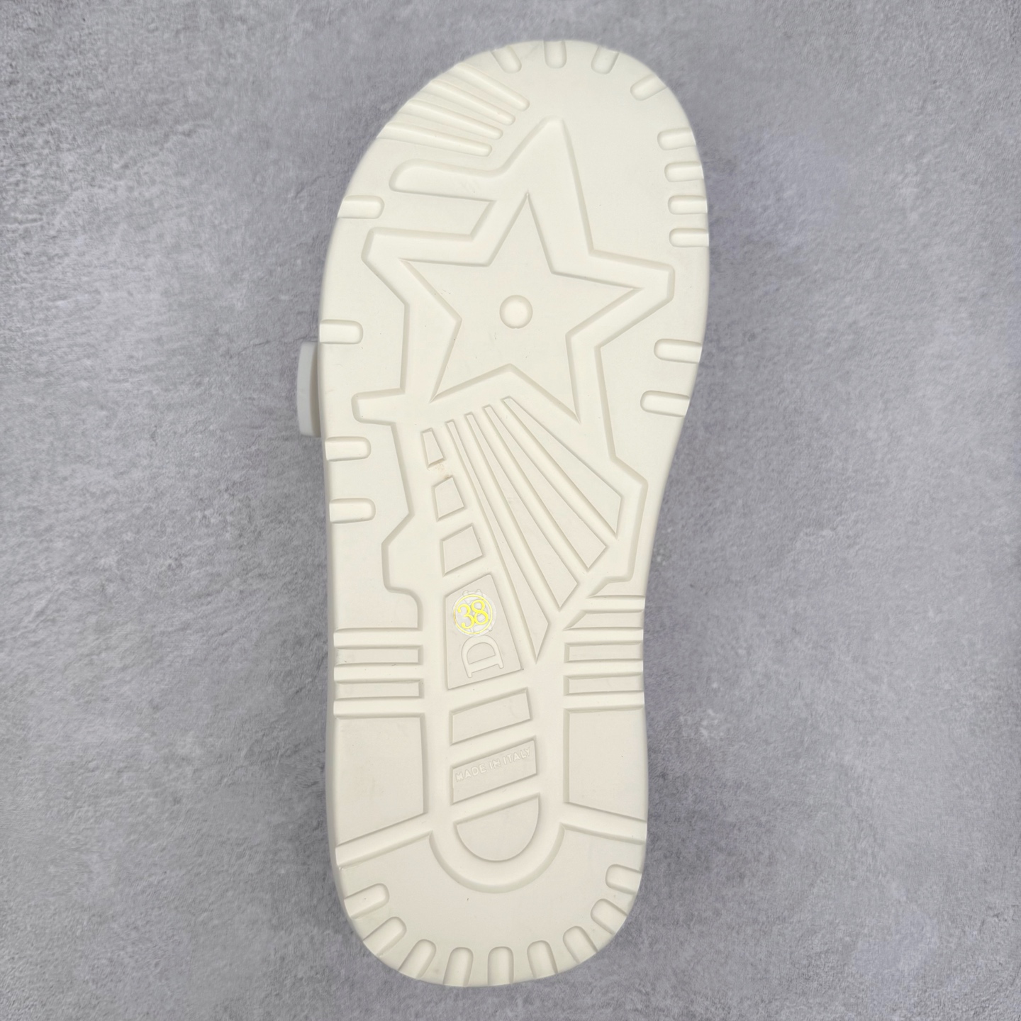 图片[9]-Dior Dioriviera Dway 迪奥圆头套穿一字拖鞋 厚底拖鞋 原版购入开发做货 这款 Dior H-Town 凉鞋致敬运动风格经典标识，彰显 Dior 的高订精神。采用黑色橡胶精心制作，Oblique 印花鞋面，饰以同色调牛皮革细节提升格调。橡胶鞋底融入多种元素，饰以 Dior 标志更显精致，彰显未来主义风格。可与短裤或牛仔裤搭配穿着，配合送专柜精美包装 尺码：35 36 37 38 39 40 41-选品中心