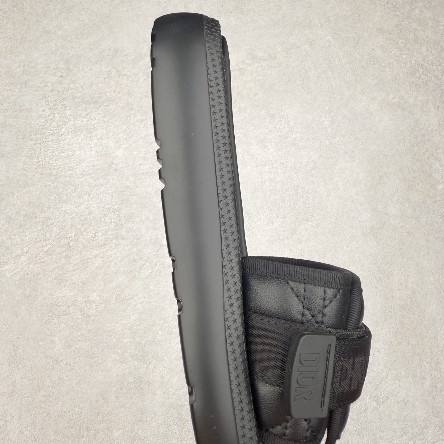 图片[6]-Dior Dioriviera Dway 迪奥圆头套穿一字拖鞋 厚底拖鞋 原版购入开发做货 这款 Dior H-Town 凉鞋致敬运动风格经典标识，彰显 Dior 的高订精神。采用黑色橡胶精心制作，Oblique 印花鞋面，饰以同色调牛皮革细节提升格调。橡胶鞋底融入多种元素，饰以 Dior 标志更显精致，彰显未来主义风格。可与短裤或牛仔裤搭配穿着，配合送专柜精美包装 尺码：35 36 37 38 39 40 41-选品中心