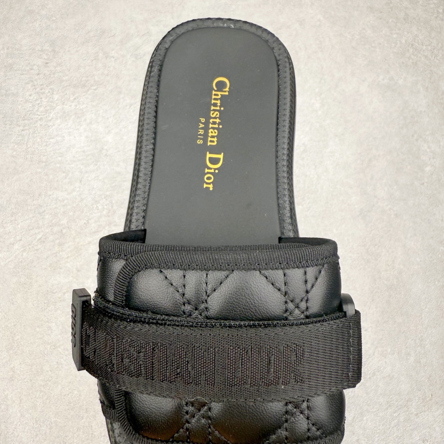 图片[5]-Dior Dioriviera Dway 迪奥圆头套穿一字拖鞋 厚底拖鞋 原版购入开发做货 这款 Dior H-Town 凉鞋致敬运动风格经典标识，彰显 Dior 的高订精神。采用黑色橡胶精心制作，Oblique 印花鞋面，饰以同色调牛皮革细节提升格调。橡胶鞋底融入多种元素，饰以 Dior 标志更显精致，彰显未来主义风格。可与短裤或牛仔裤搭配穿着，配合送专柜精美包装 尺码：35 36 37 38 39 40 41-选品中心