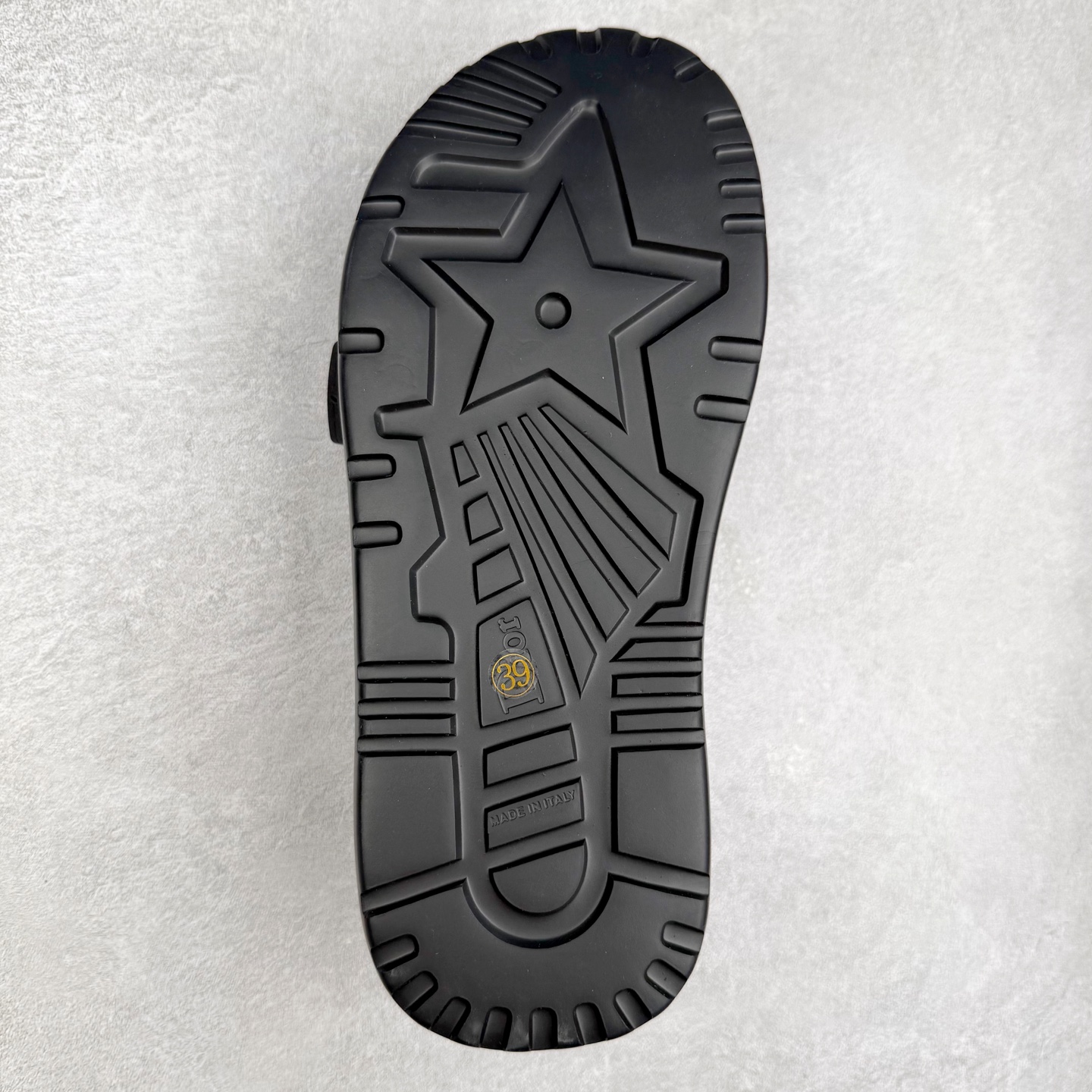 图片[9]-Dior Dioriviera Dway 迪奥圆头套穿一字拖鞋 厚底拖鞋 原版购入开发做货 这款 Dior H-Town 凉鞋致敬运动风格经典标识，彰显 Dior 的高订精神。采用黑色橡胶精心制作，Oblique 印花鞋面，饰以同色调牛皮革细节提升格调。橡胶鞋底融入多种元素，饰以 Dior 标志更显精致，彰显未来主义风格。可与短裤或牛仔裤搭配穿着，配合送专柜精美包装 尺码：35 36 37 38 39 40 41-选品中心