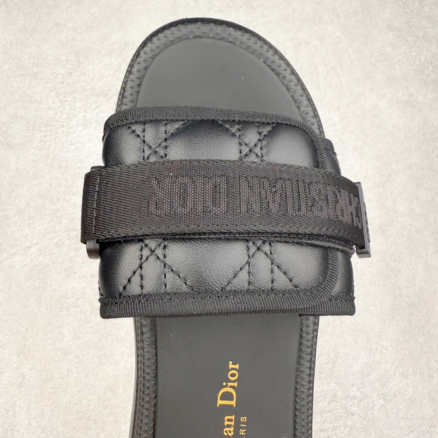 图片[4]-Dior Dioriviera Dway 迪奥圆头套穿一字拖鞋 厚底拖鞋 原版购入开发做货 这款 Dior H-Town 凉鞋致敬运动风格经典标识，彰显 Dior 的高订精神。采用黑色橡胶精心制作，Oblique 印花鞋面，饰以同色调牛皮革细节提升格调。橡胶鞋底融入多种元素，饰以 Dior 标志更显精致，彰显未来主义风格。可与短裤或牛仔裤搭配穿着，配合送专柜精美包装 尺码：35 36 37 38 39 40 41-选品中心