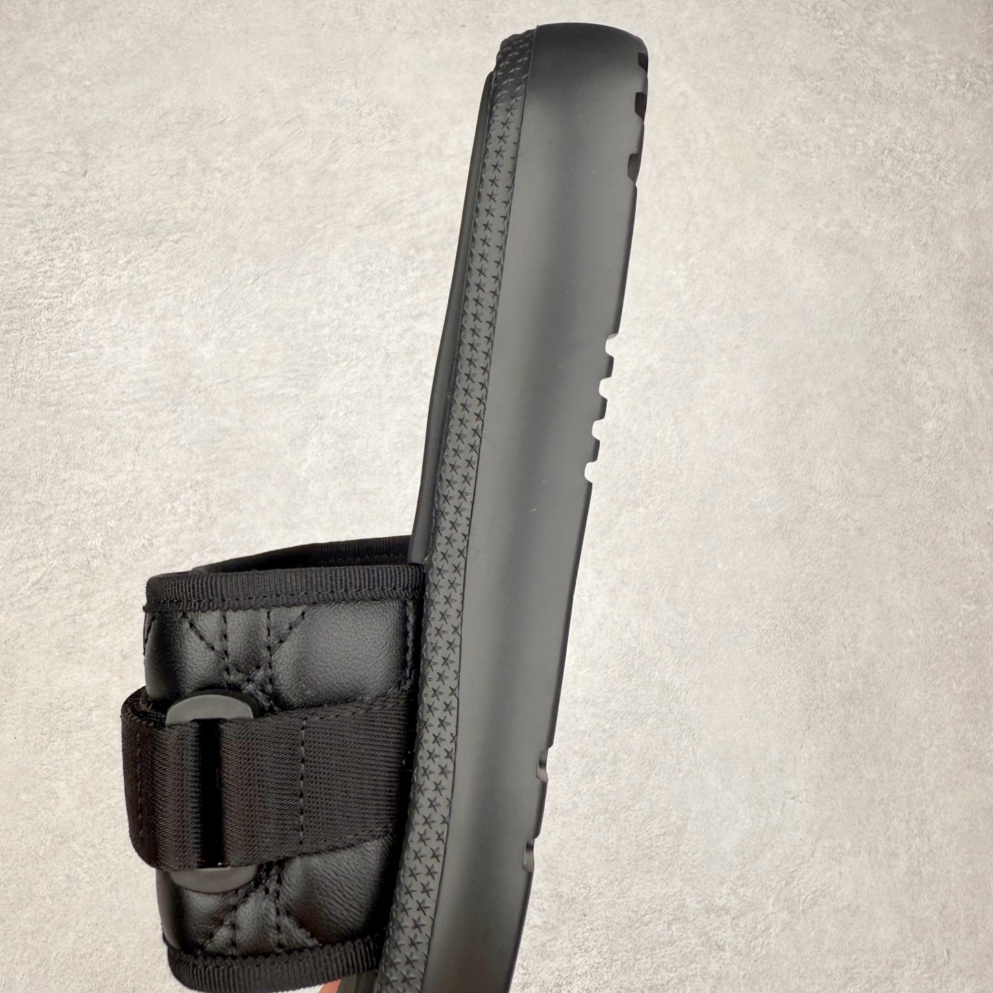 图片[7]-Dior Dioriviera Dway 迪奥圆头套穿一字拖鞋 厚底拖鞋 原版购入开发做货 这款 Dior H-Town 凉鞋致敬运动风格经典标识，彰显 Dior 的高订精神。采用黑色橡胶精心制作，Oblique 印花鞋面，饰以同色调牛皮革细节提升格调。橡胶鞋底融入多种元素，饰以 Dior 标志更显精致，彰显未来主义风格。可与短裤或牛仔裤搭配穿着，配合送专柜精美包装 尺码：35 36 37 38 39 40 41-选品中心